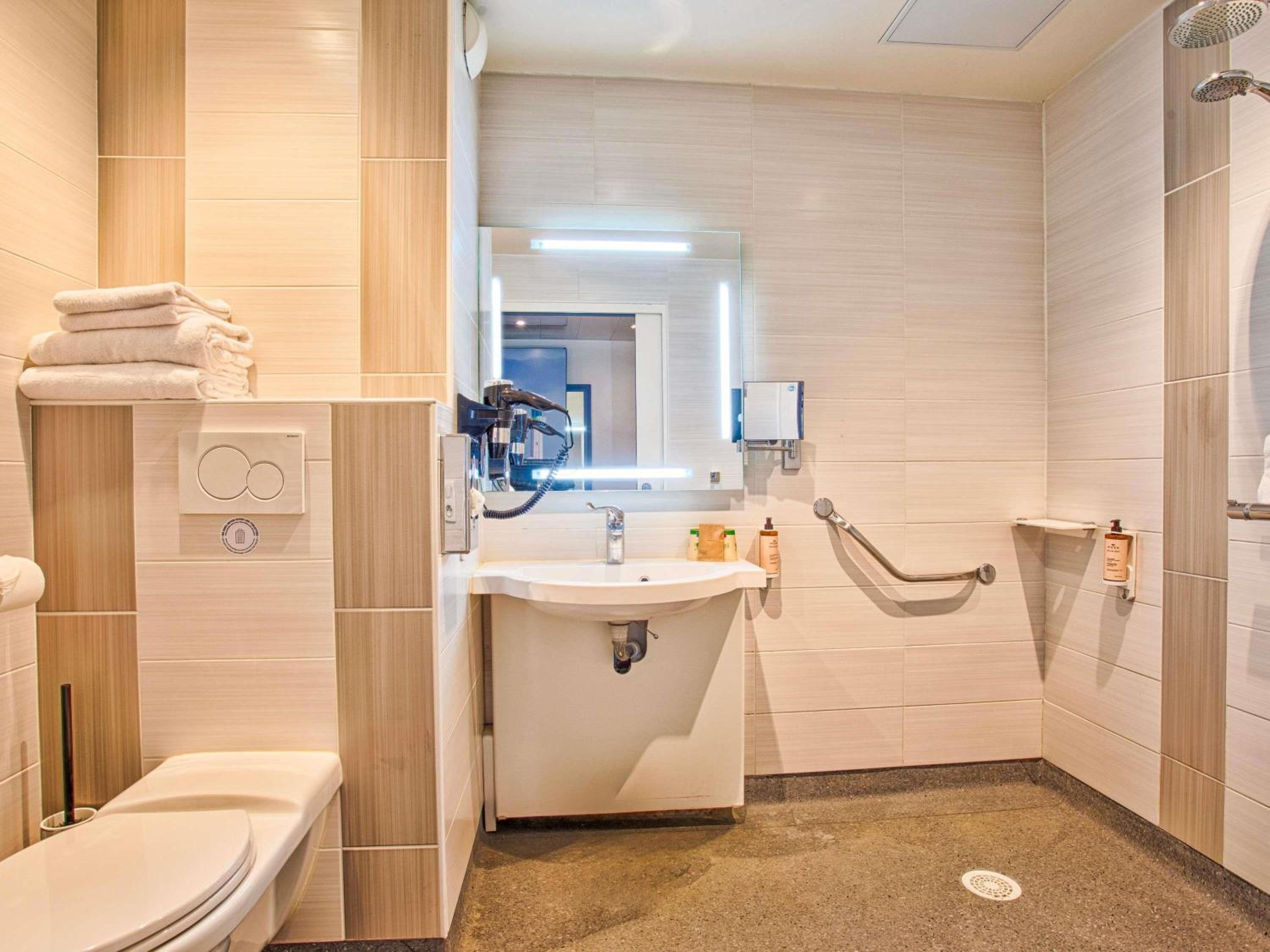 Queen Room - Disability Access photo 2
