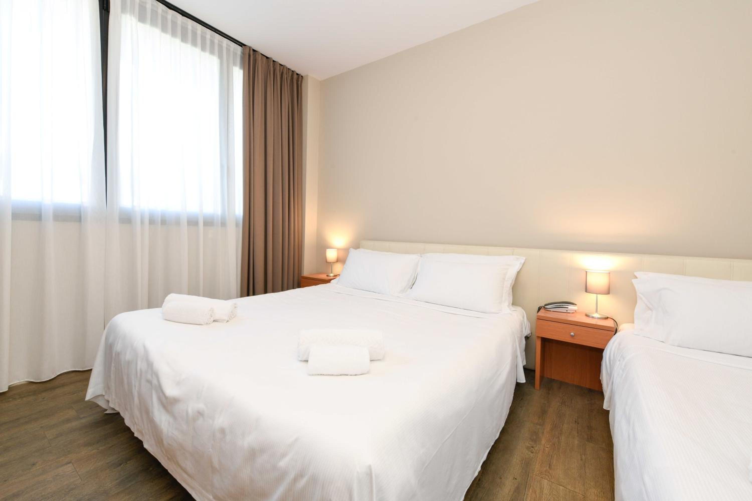 Classic Queen Room with Single Bed - Photo 4