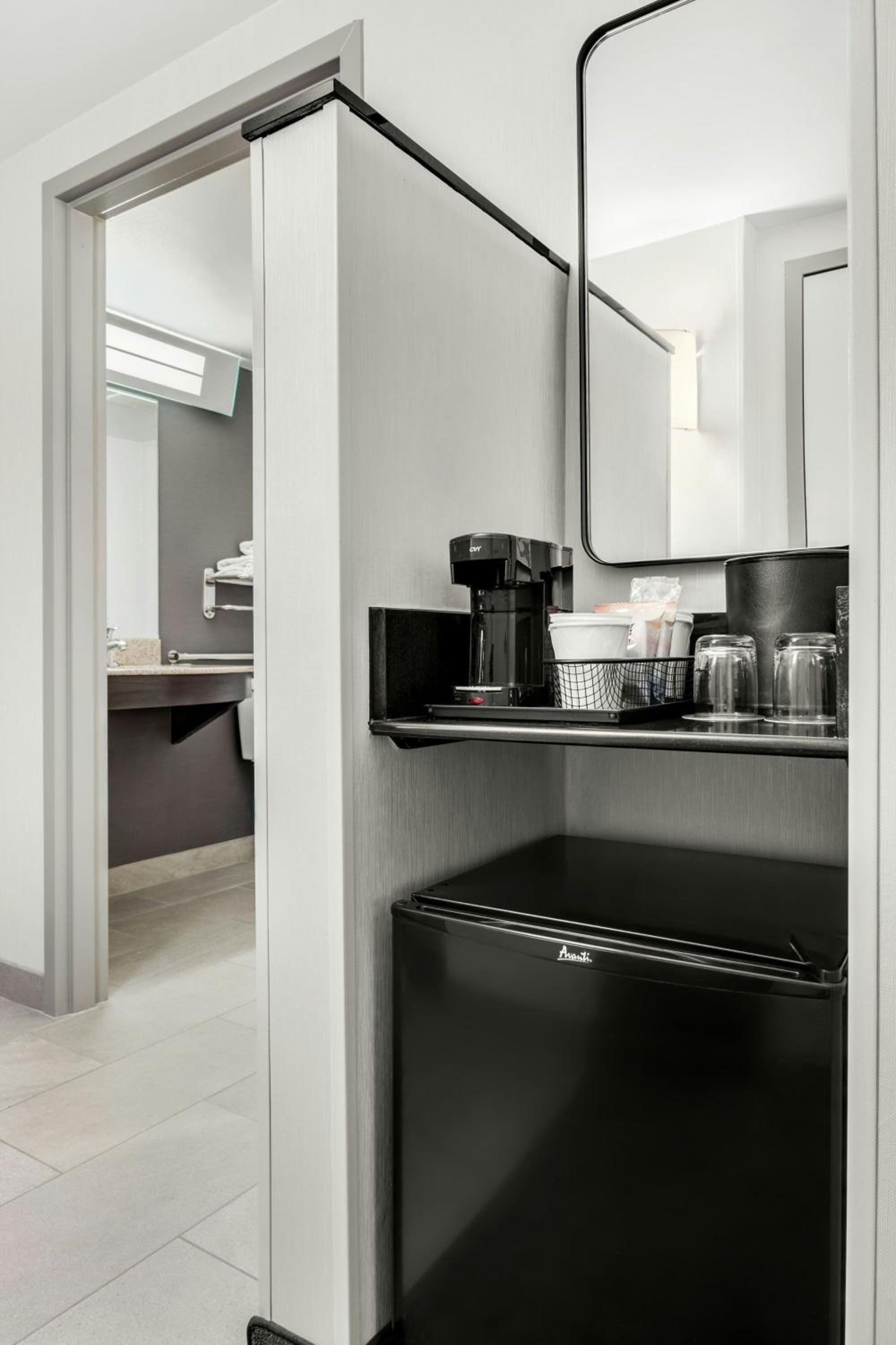 King Room with Transfer Shower - Mobility Access - Photo 3