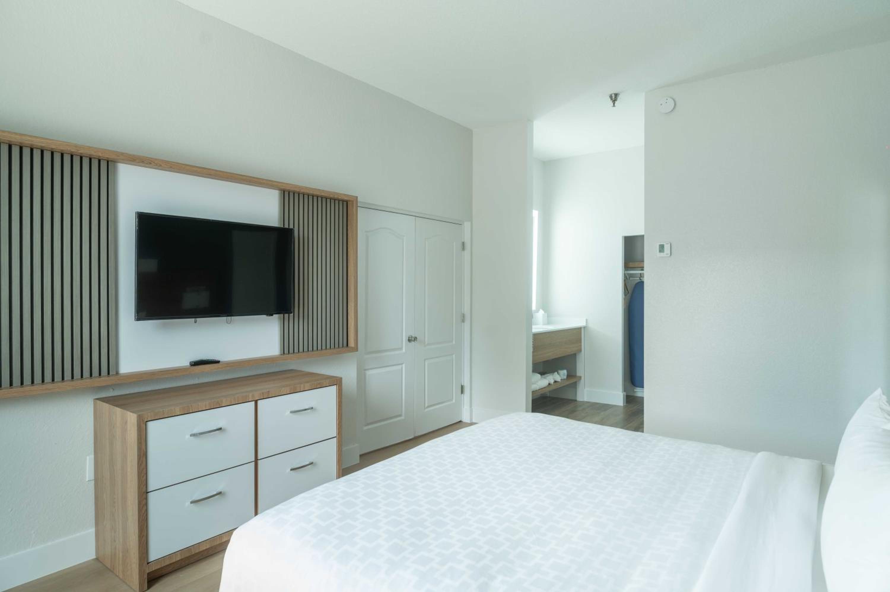 Superior King Suite - Non-Smoking photo 1