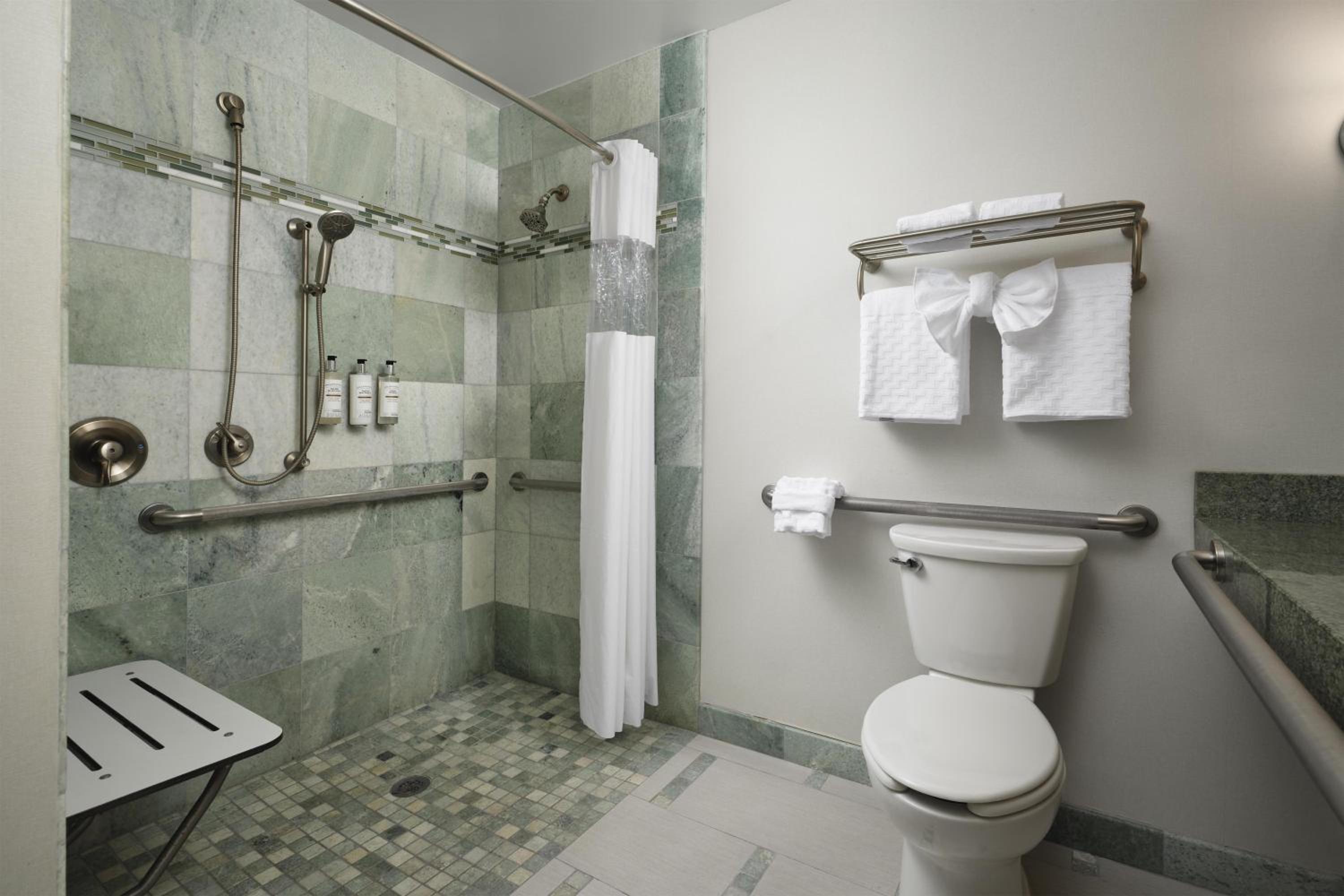King Room with View - Mobility Access/Non-Smoking - Photo 4