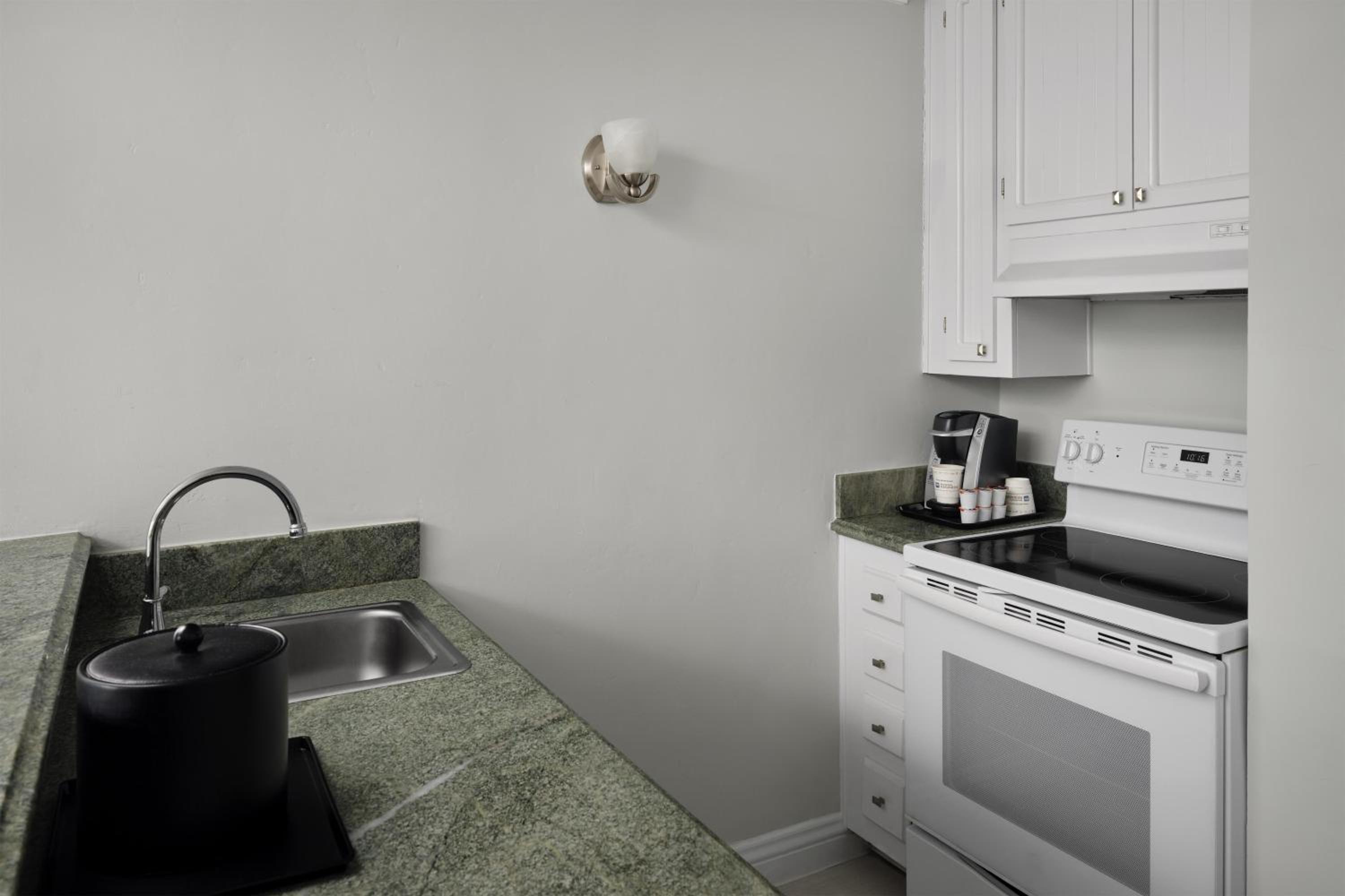 Queen Room with Kitchenette - First Floor - Photo 2