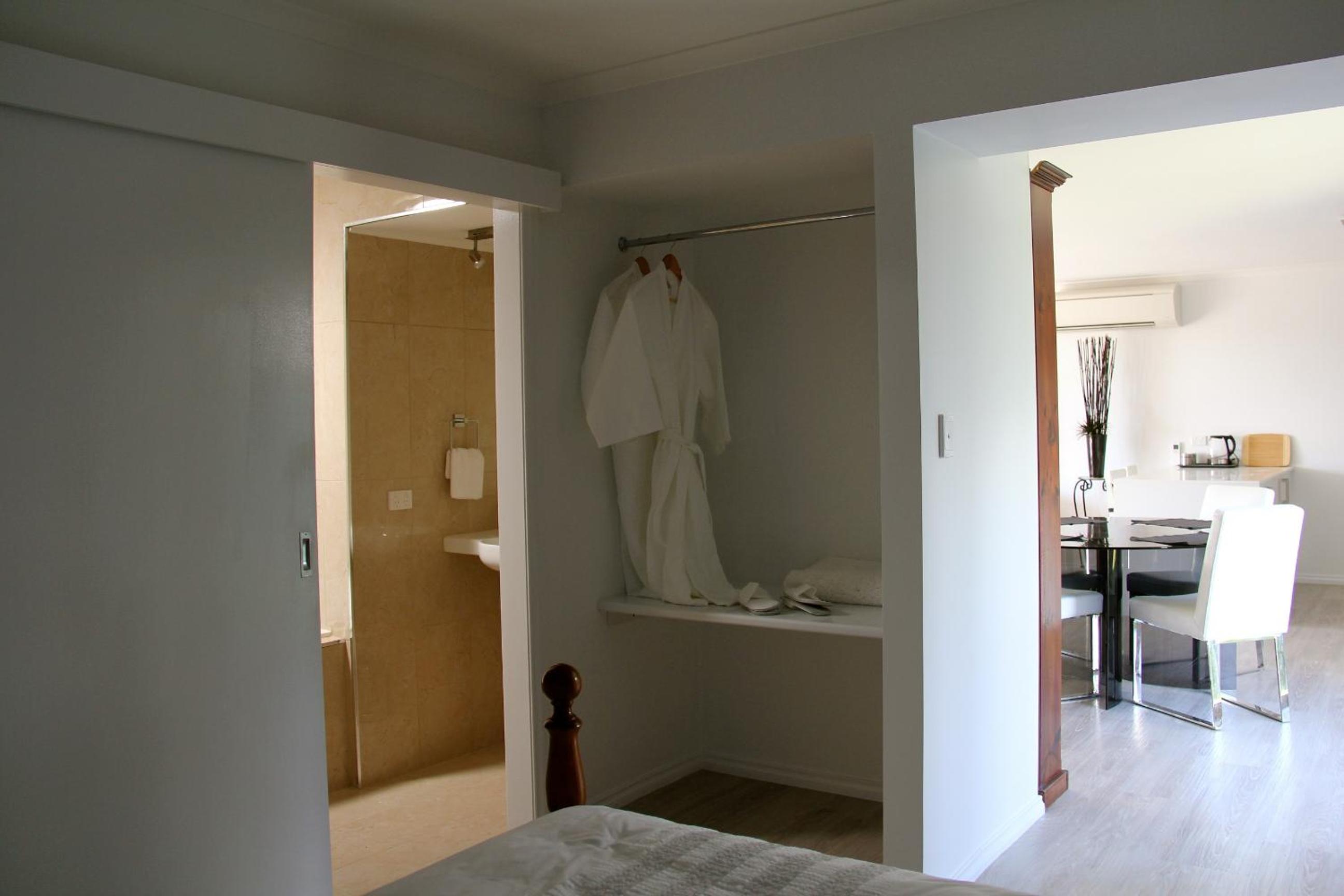 Deluxe Queen Suite photo 3