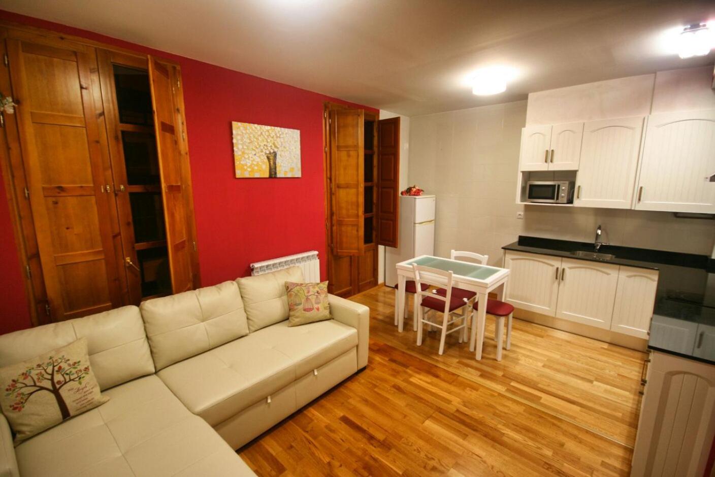 Studio Apartment - Photo 1