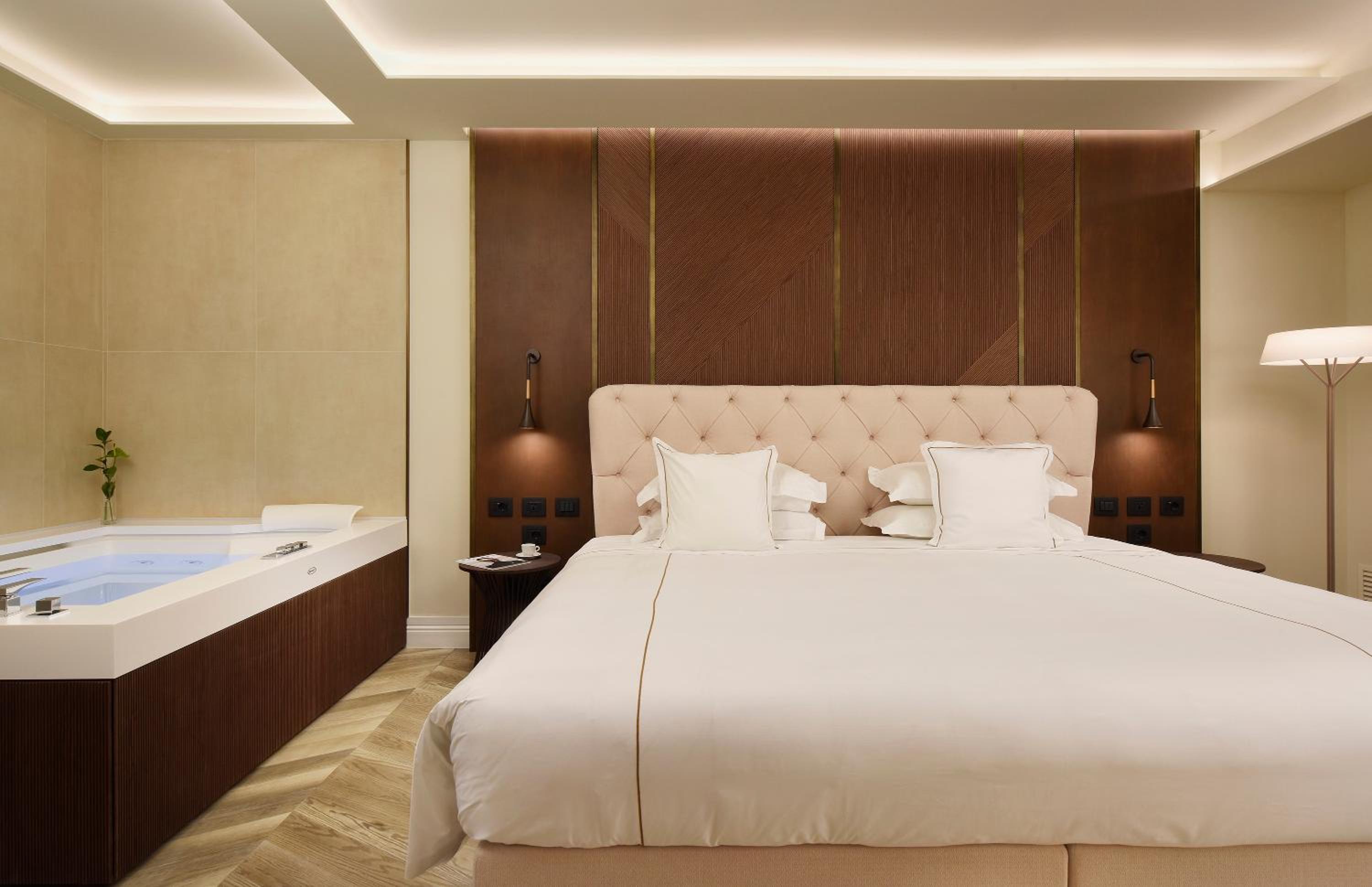 One Bedroom Suite with Jacuzzi, Balcony & Iconic Panoramic view photo 1