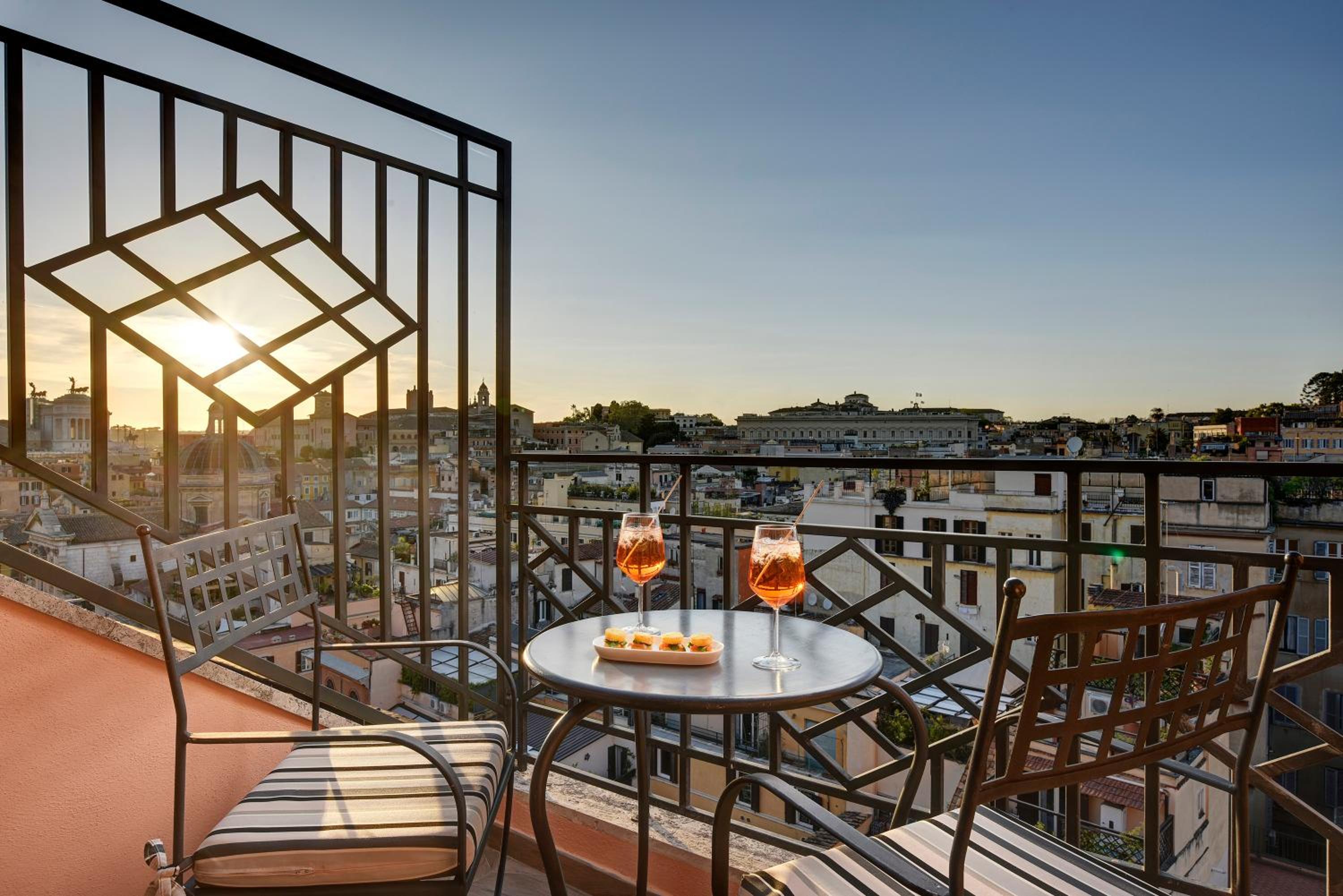 One Bedroom Suite with Jacuzzi, Balcony & Iconic Panoramic view photo 2