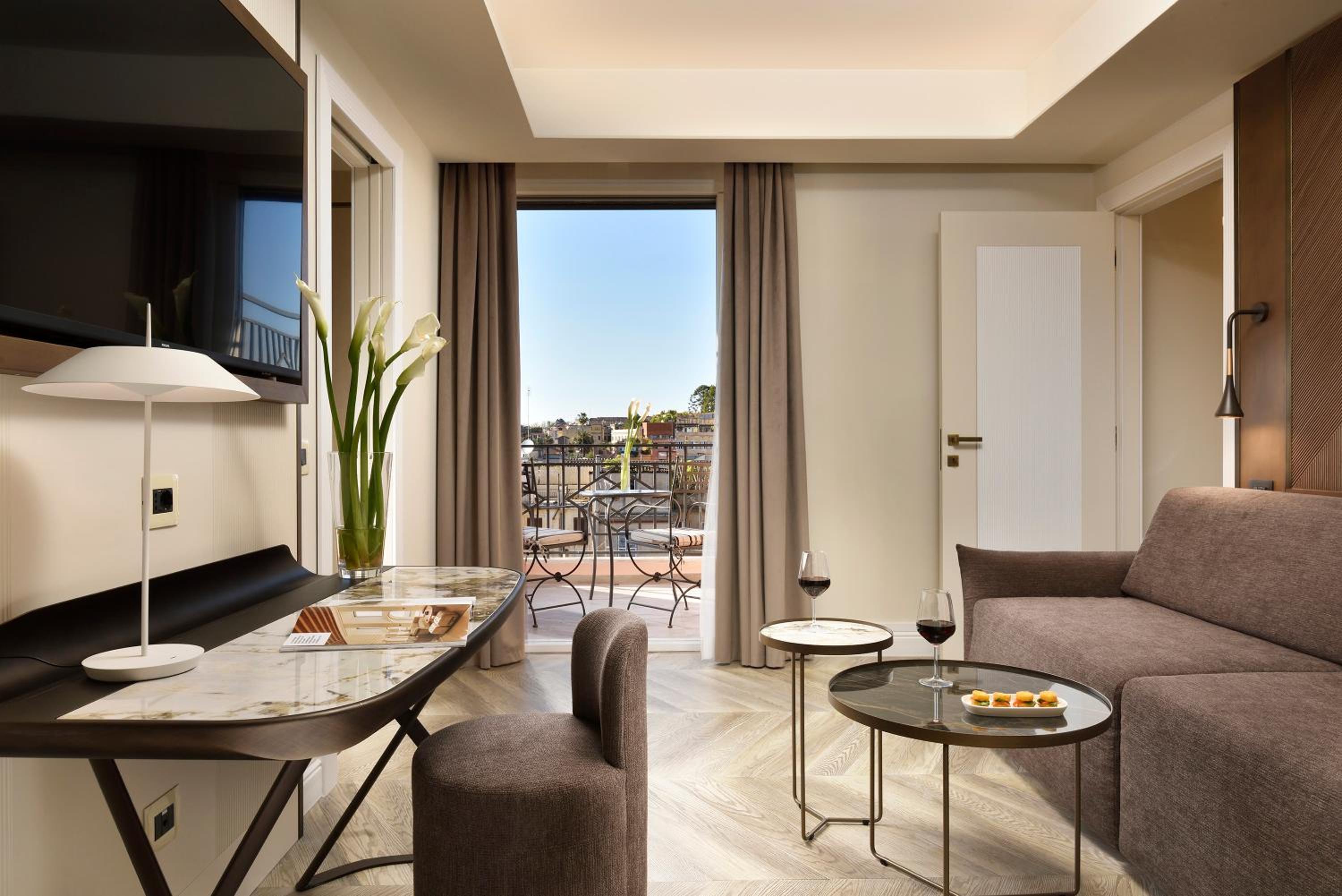 One Bedroom Suite with Jacuzzi, Balcony & Iconic Panoramic view photo 3