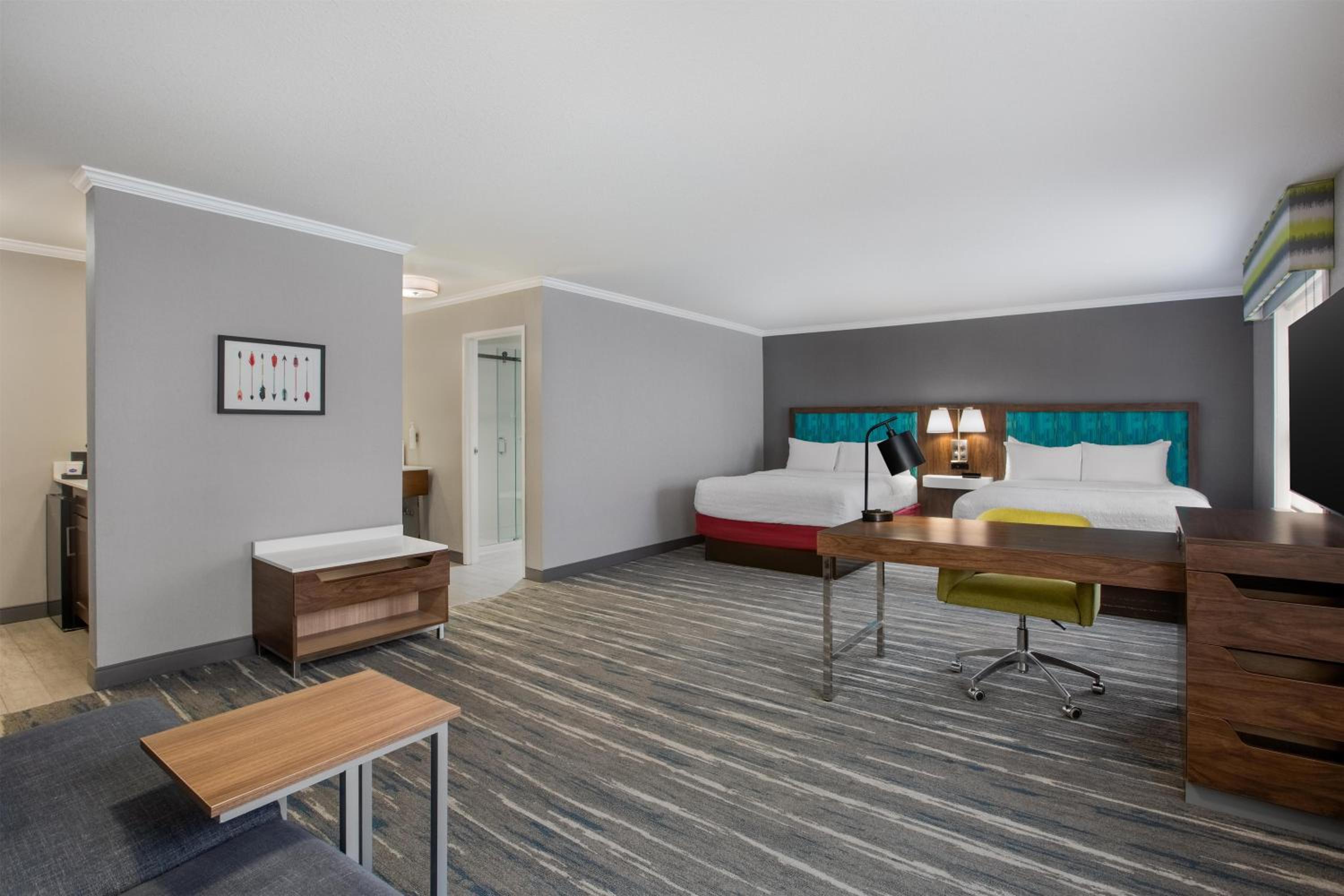 Queen Suite with Two Queen Beds and Sofa Bed - Non-Smoking photo 2