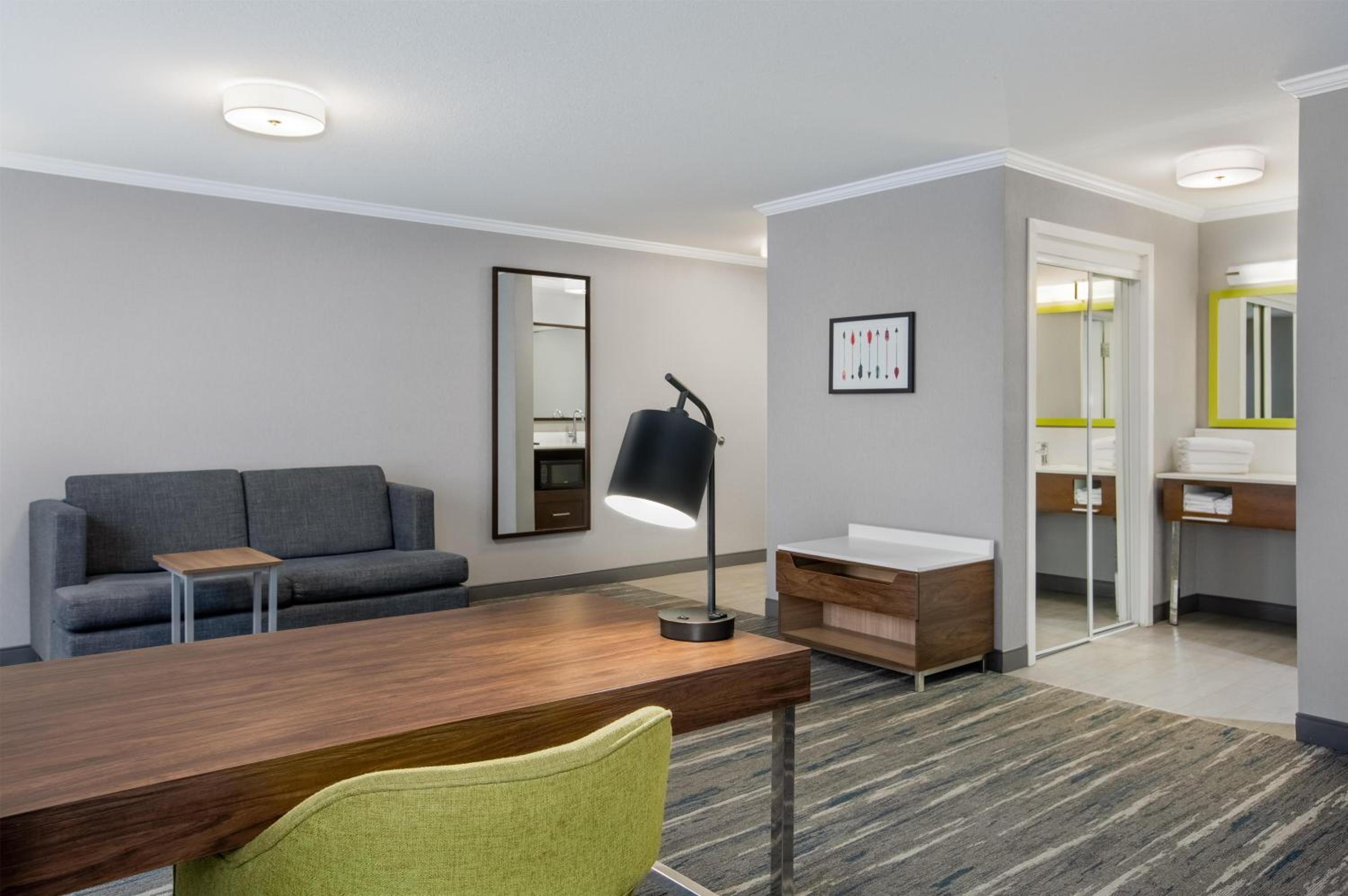 Queen Suite with Two Queen Beds and Sofa Bed - Non-Smoking photo 3