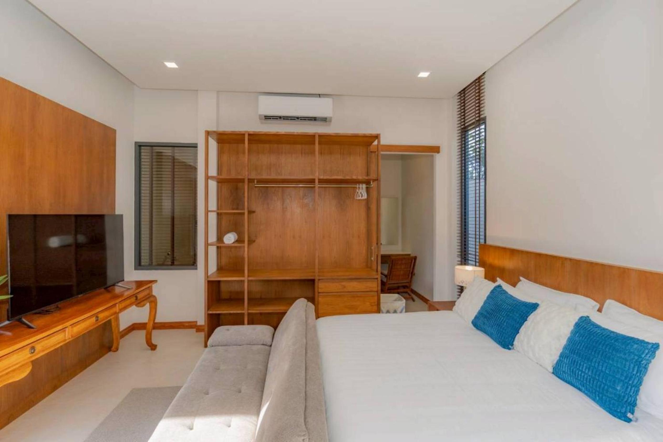 Six-Bedroom Villa  photo 3