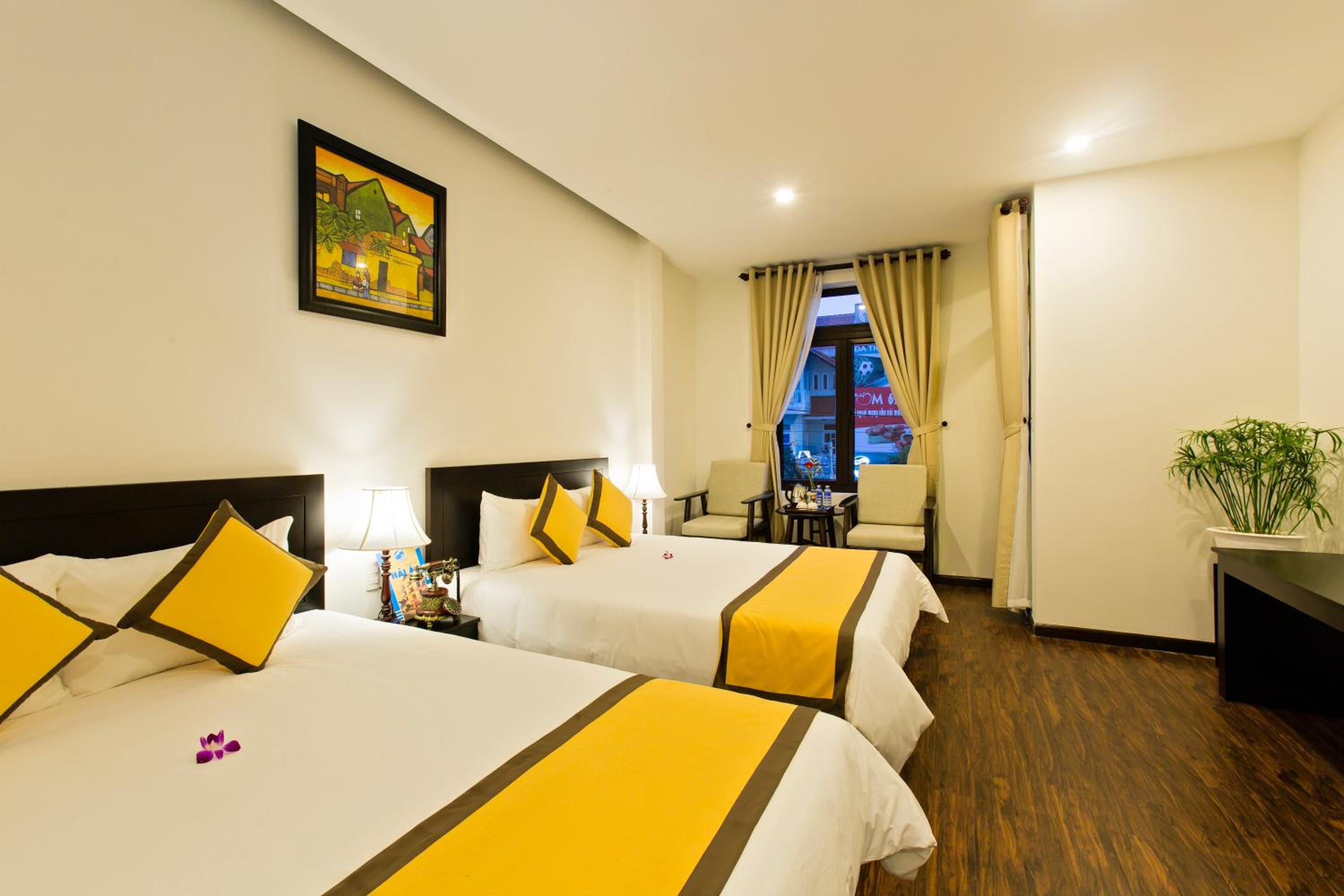 Family Suite with Balcony - Photo 4