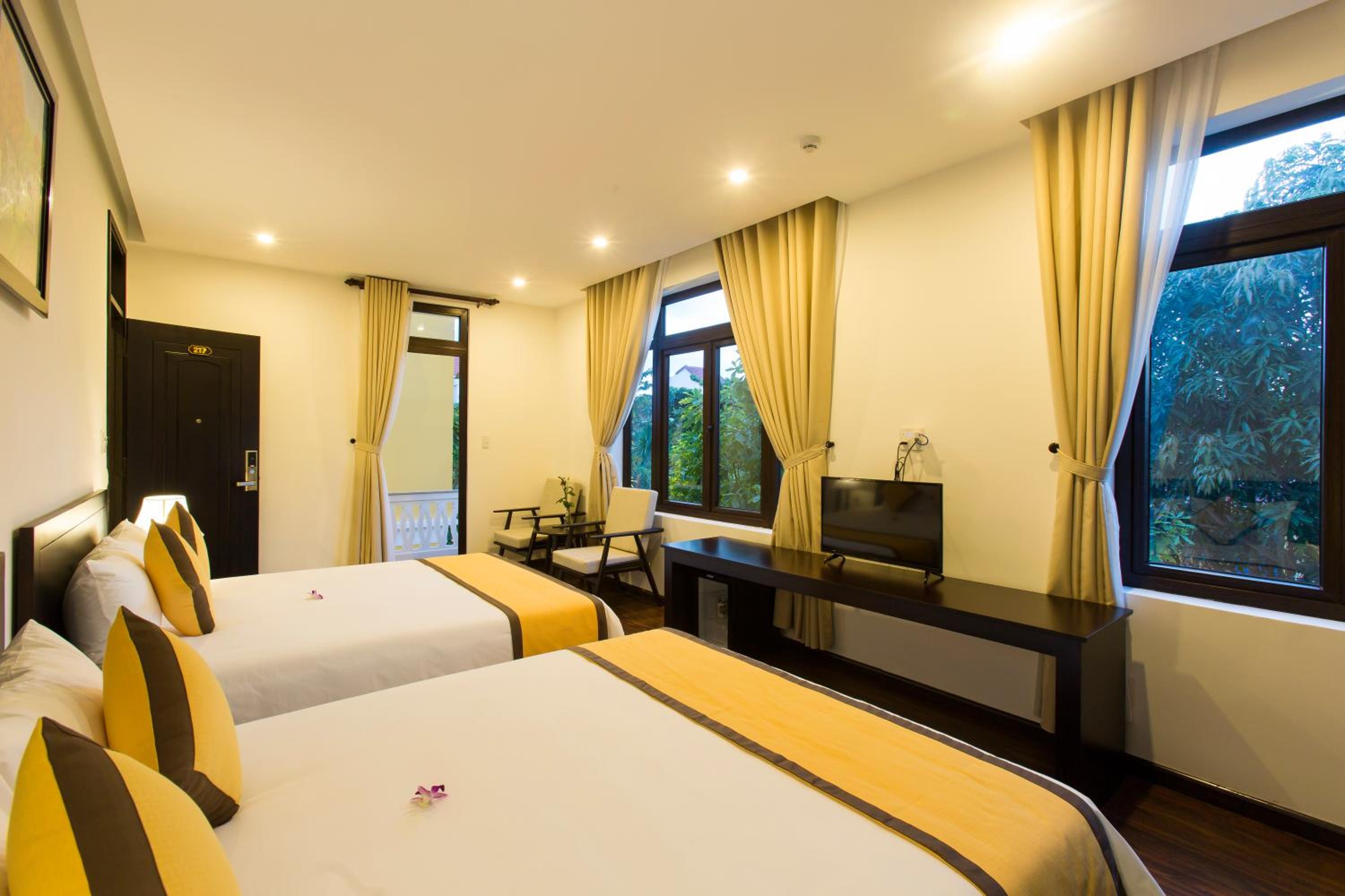 Family Suite with Balcony - Photo 3