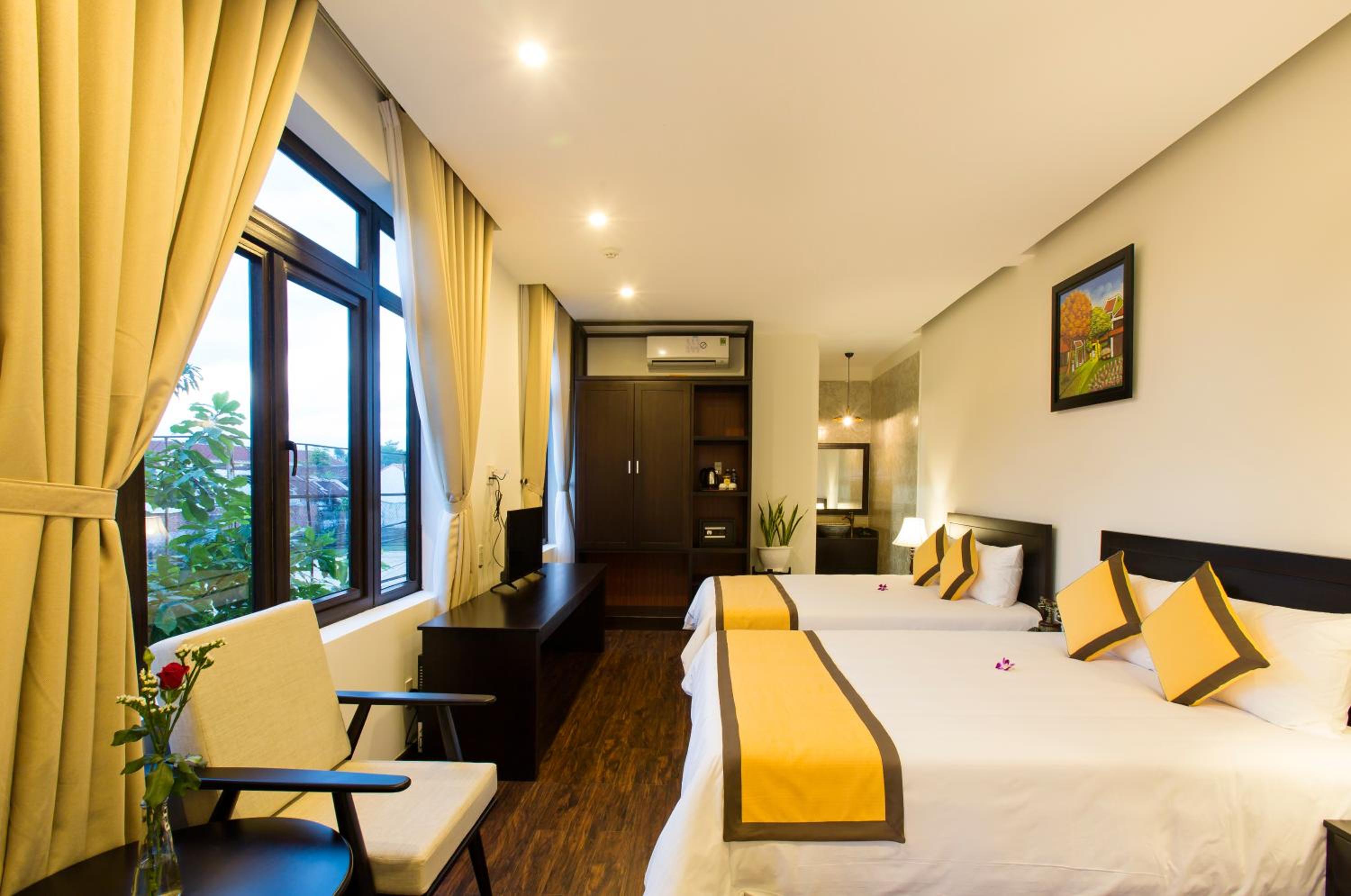 Family Suite with Balcony - Photo 1