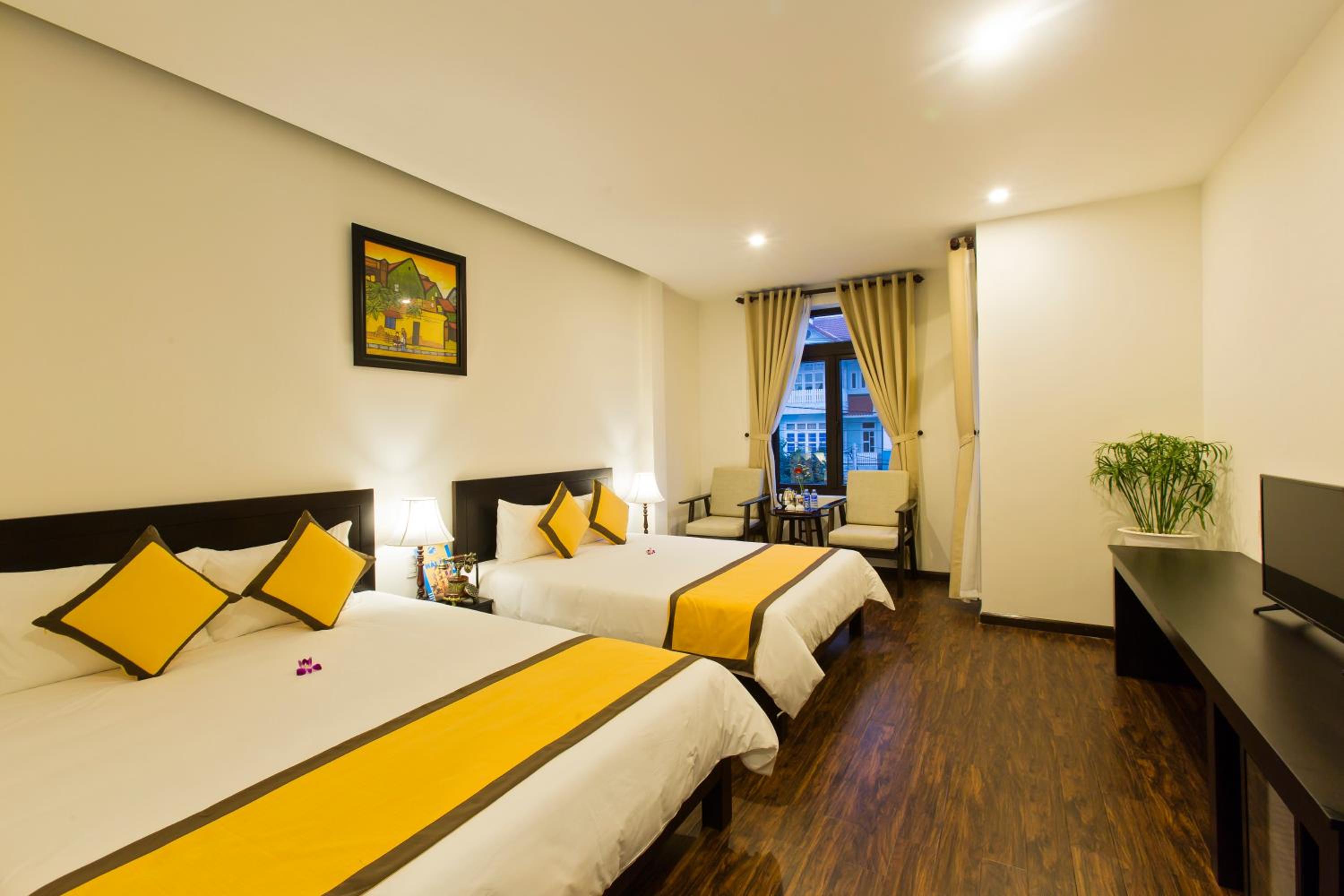 Family Suite with Balcony - Photo 2