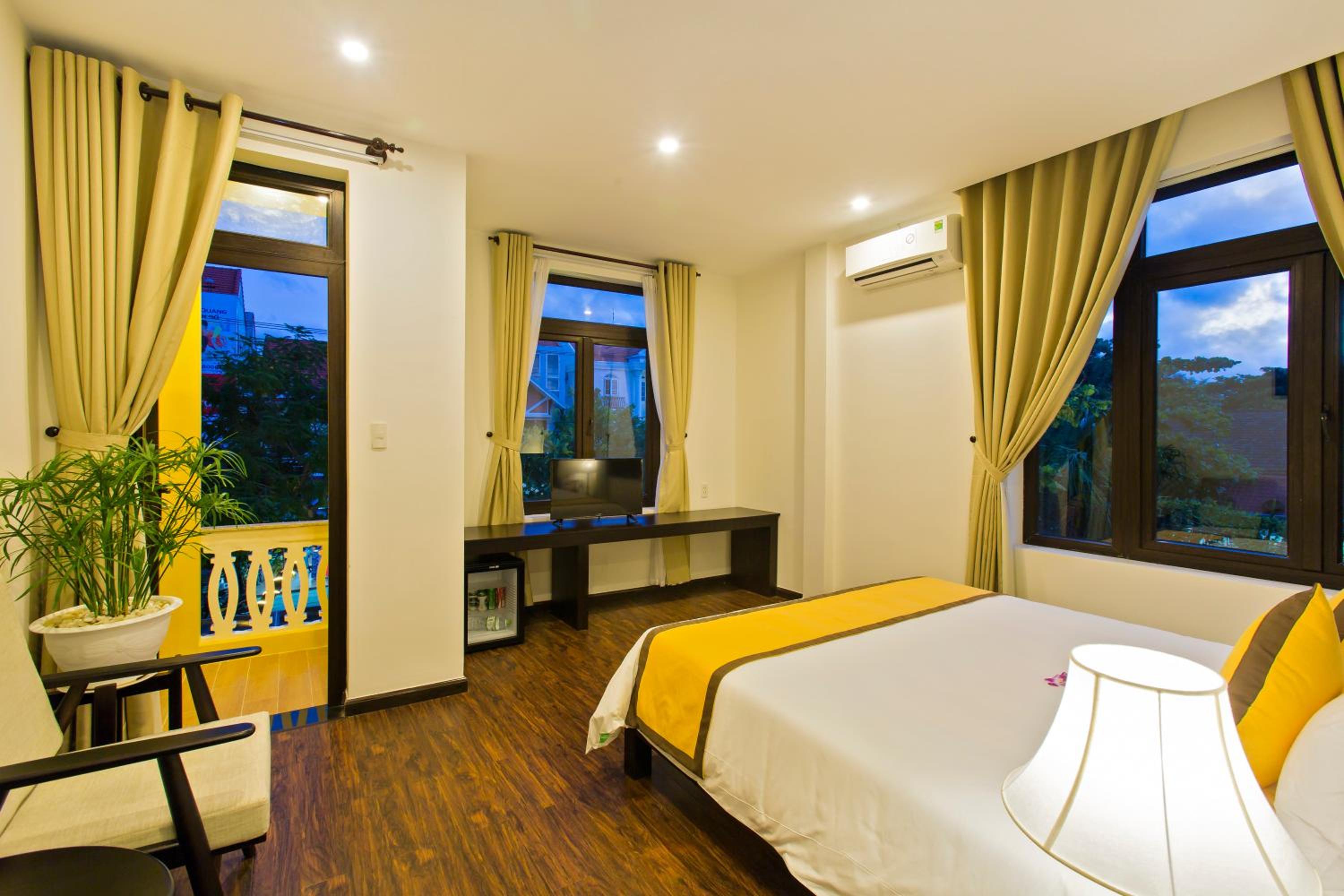 Grand Deluxe Room with Balcony - Photo 4