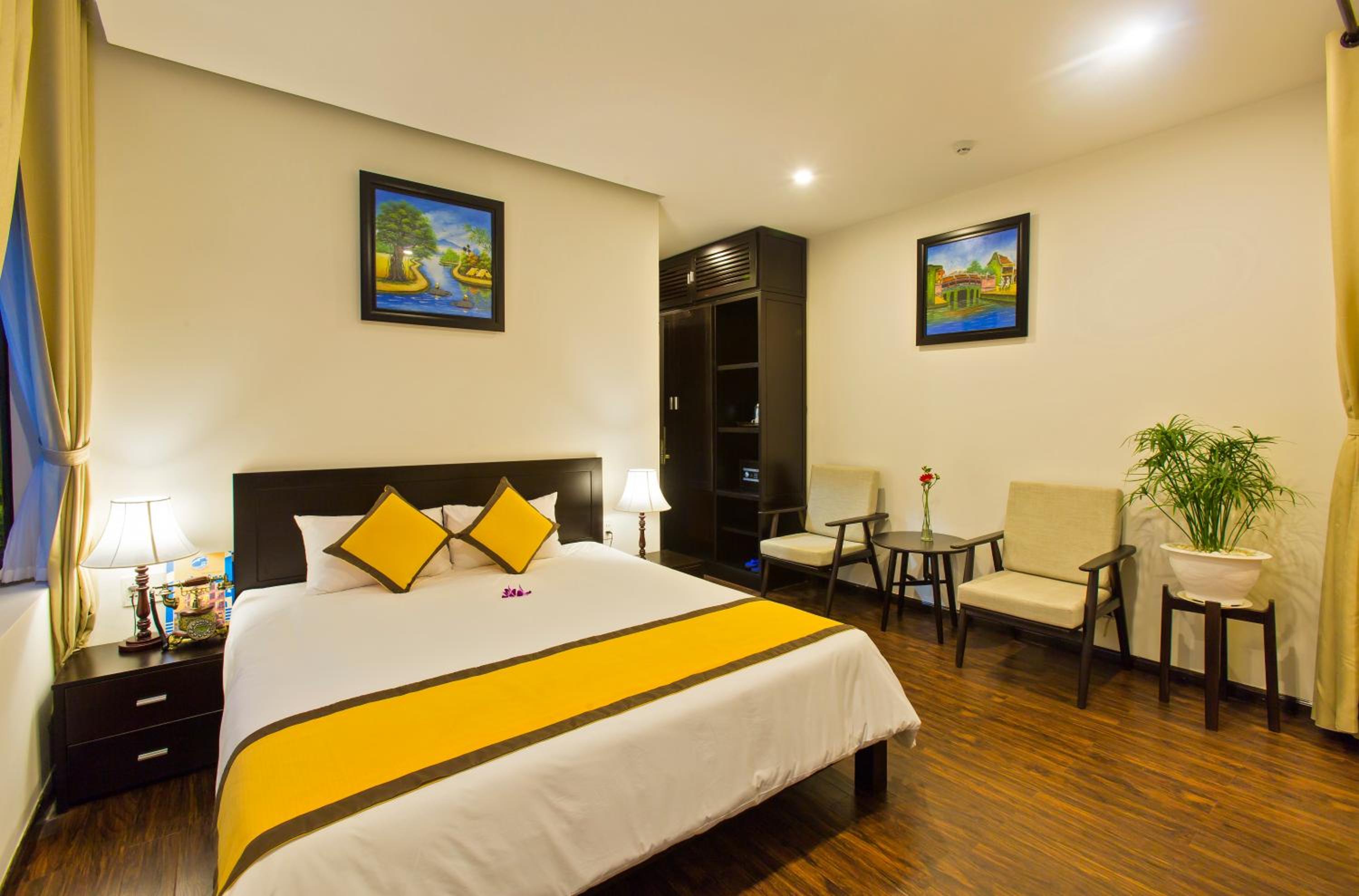 Grand Deluxe Room with Balcony - Photo 5