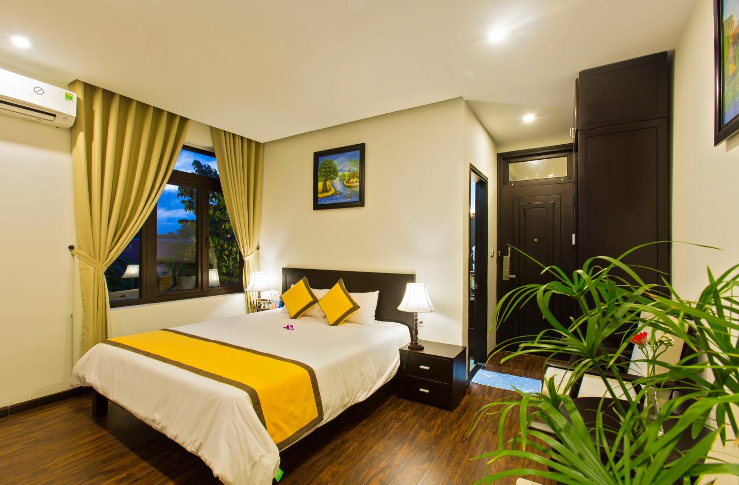 Grand Deluxe Room with Balcony - Photo 1