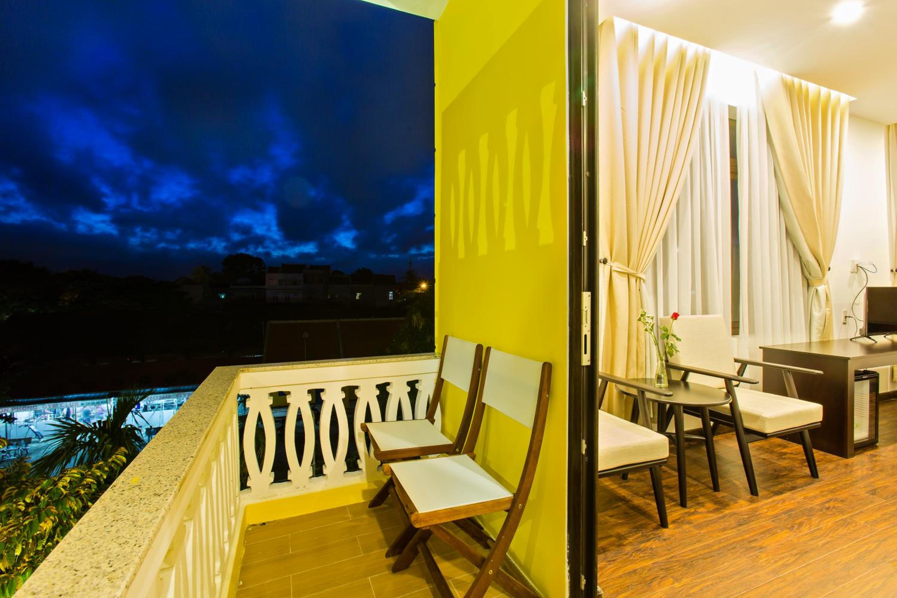 Family Suite with Balcony - Photo 5
