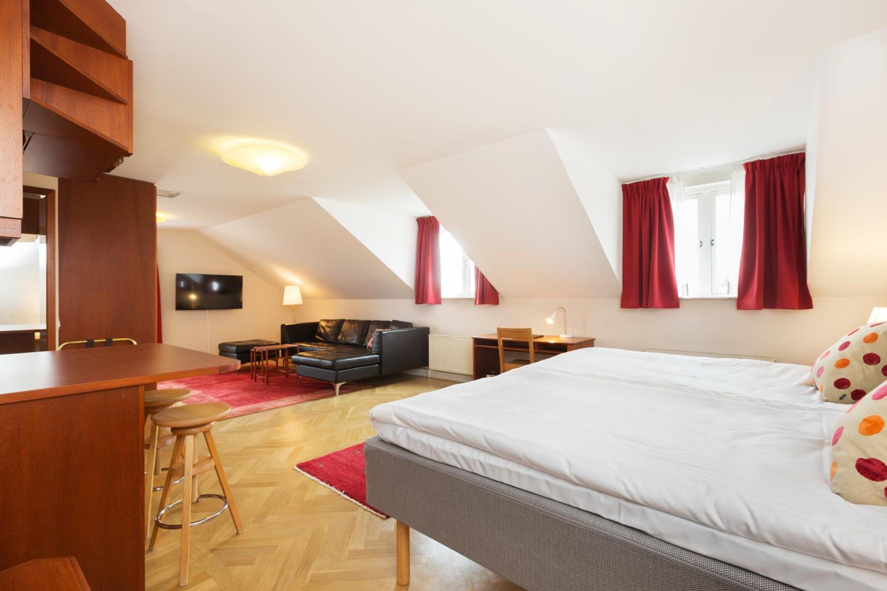 Deluxe Room - Photo 12