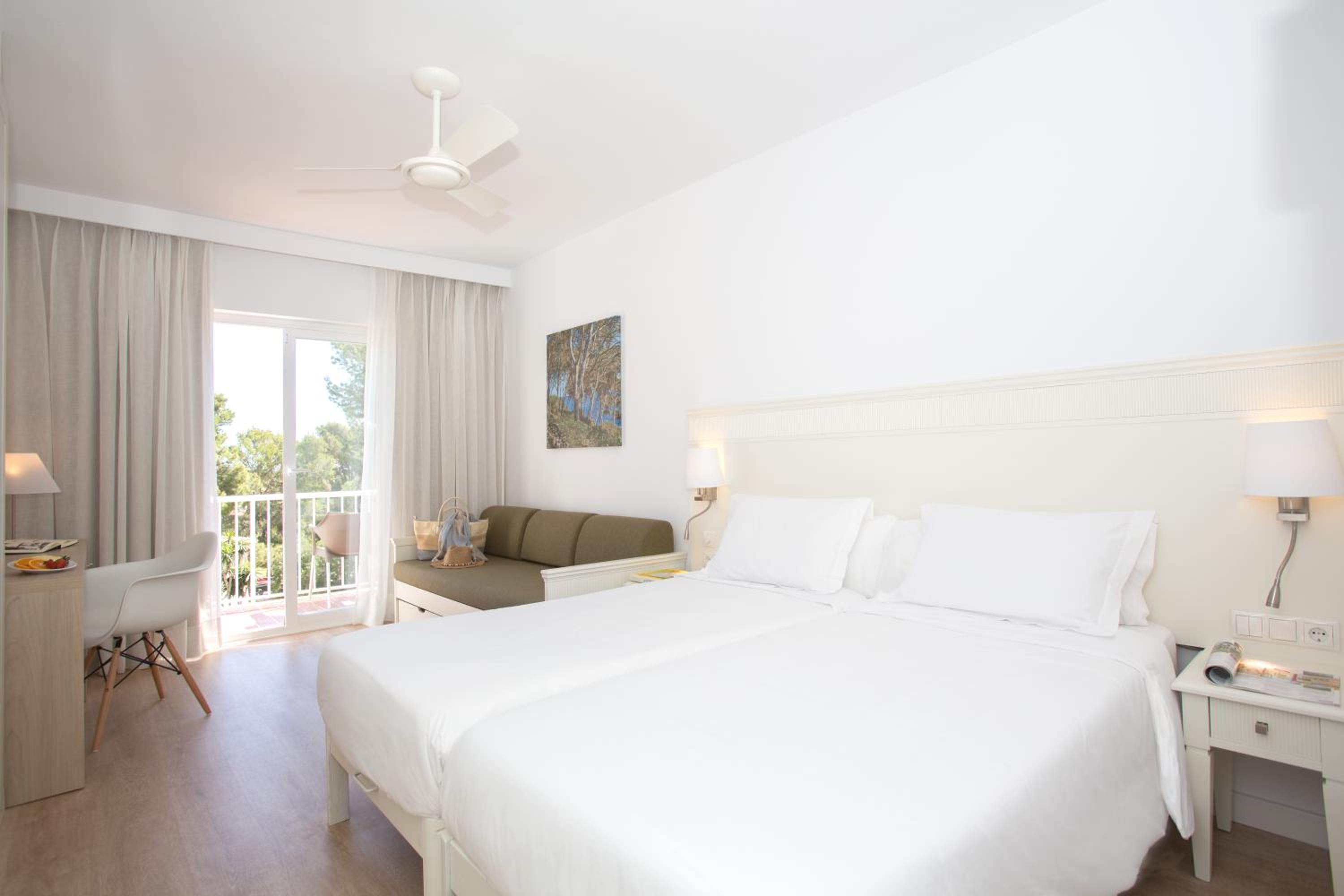 Habitación Cuádruple con Balcón (2 Adultos + 2 Niños)