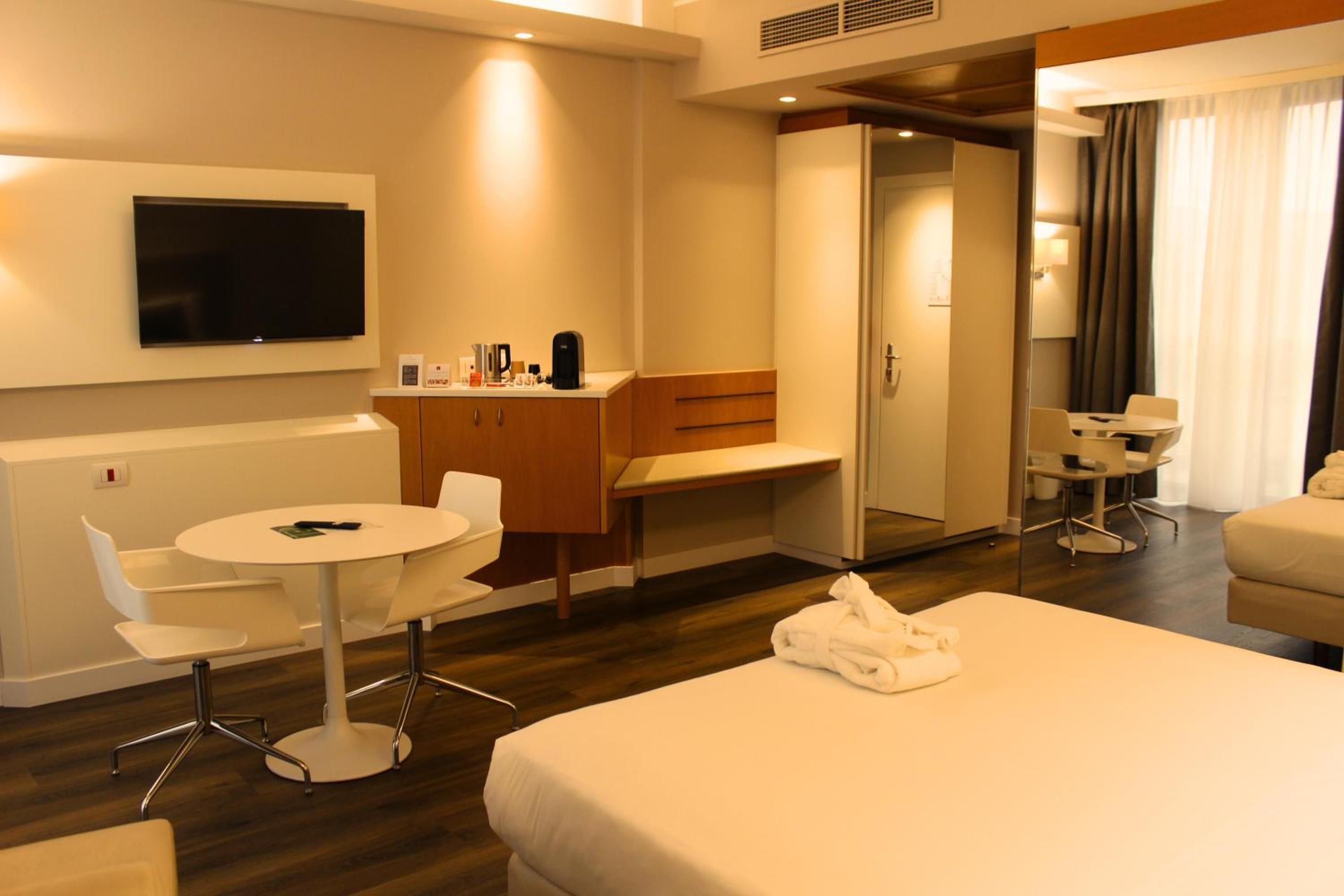 Superior Queen Room with Balcony - Non-Smoking - Photo 2