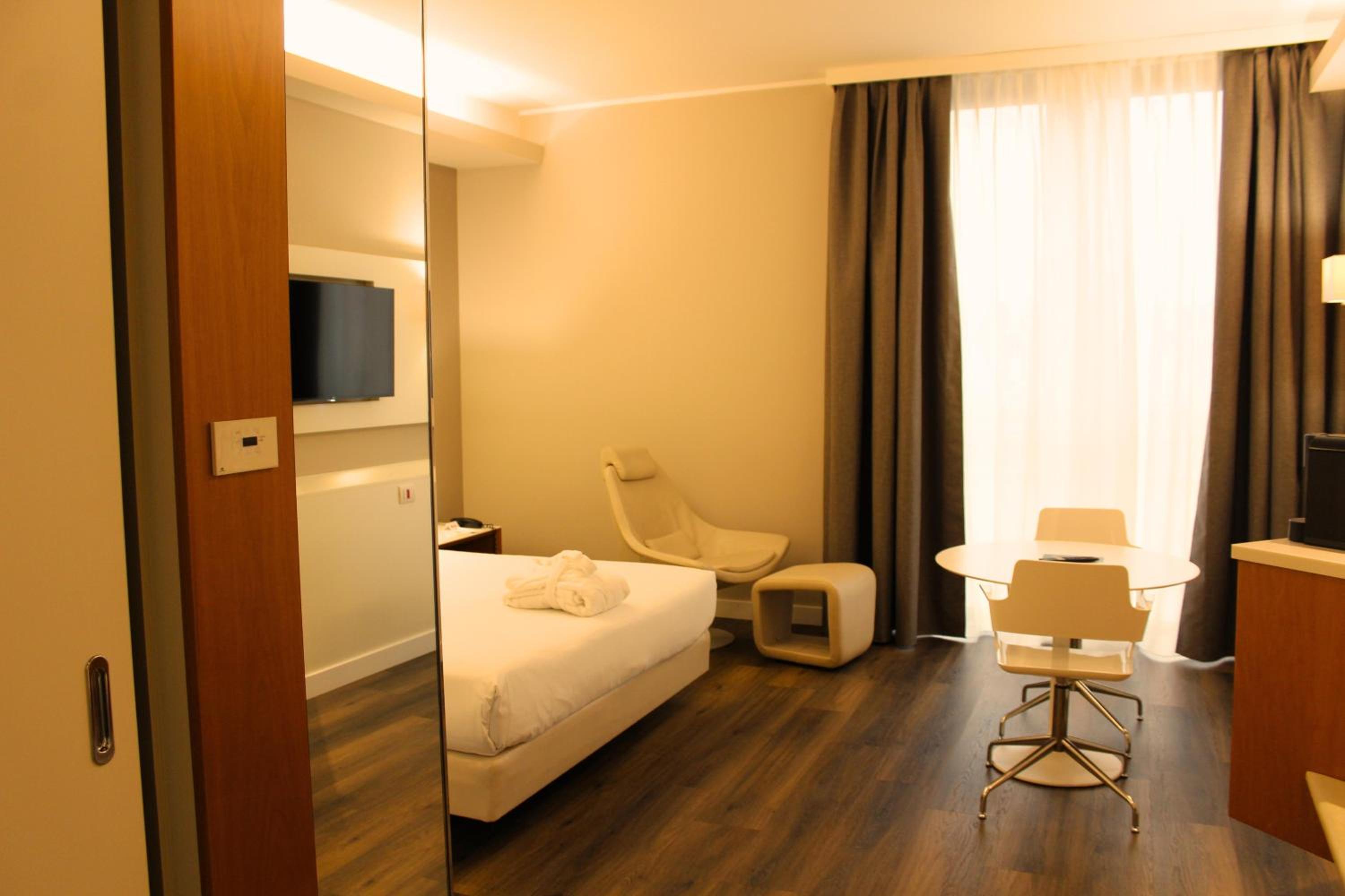 Superior Queen Room with Balcony - Non-Smoking - Photo 3