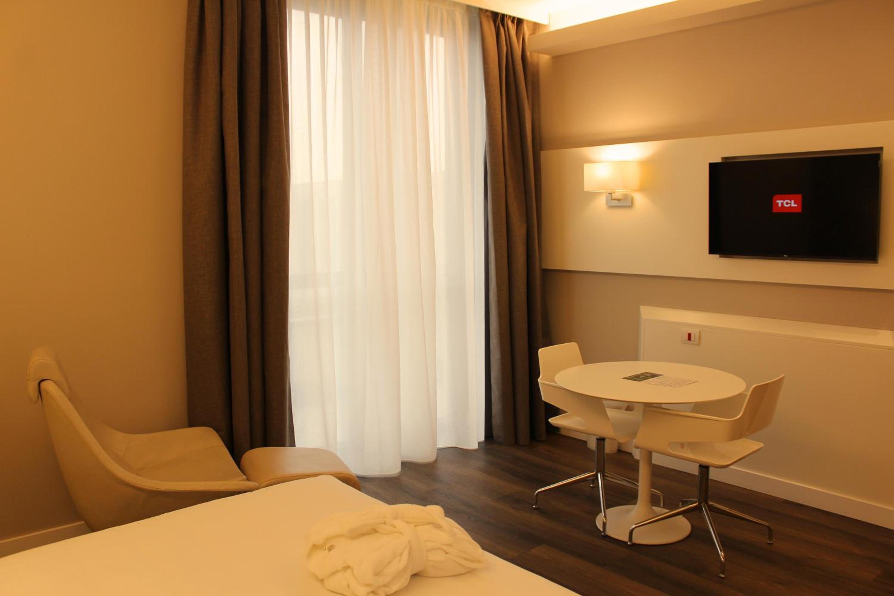 Superior Queen Room with Balcony - Non-Smoking - Photo 4