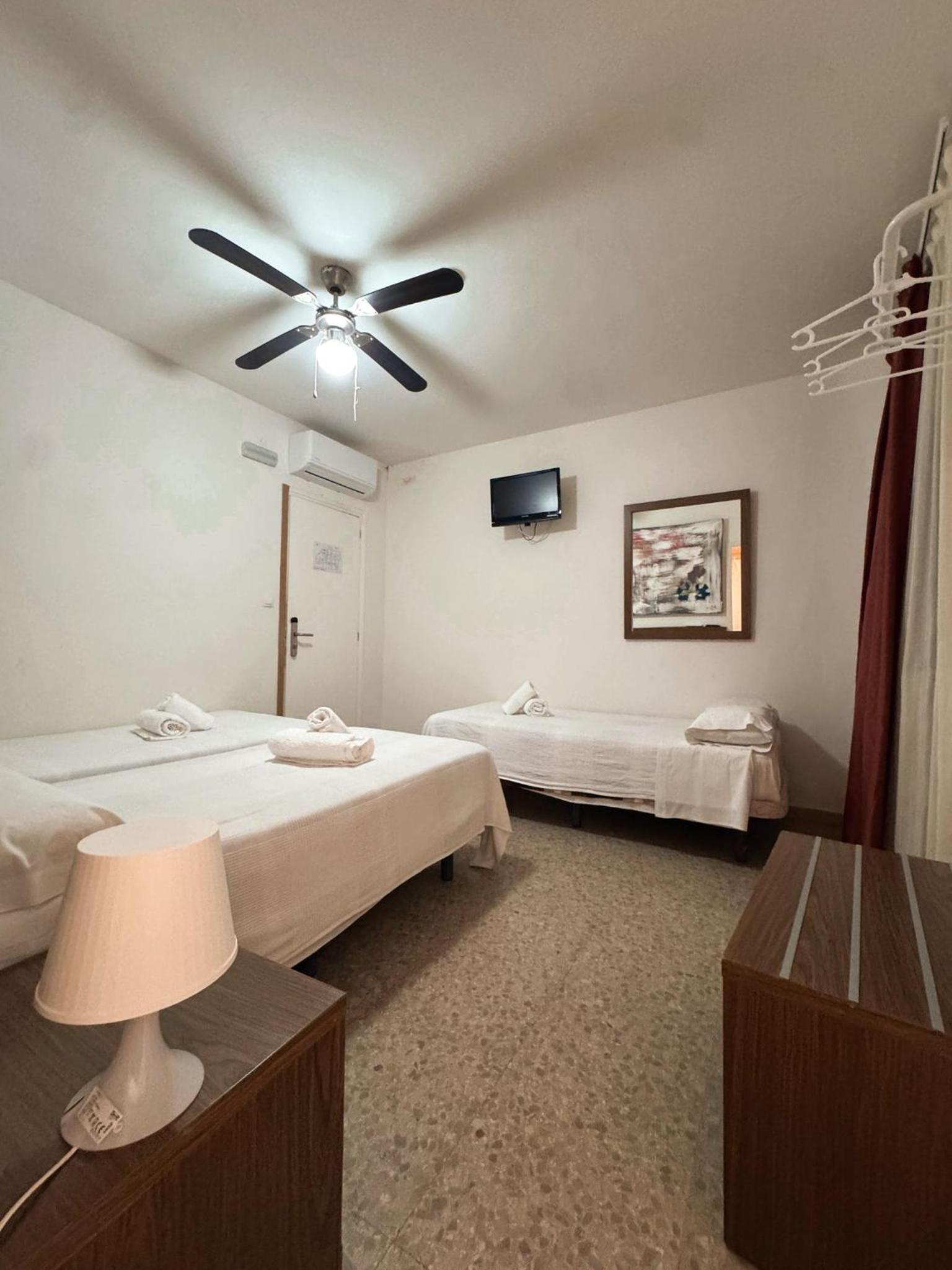 Triple Room with Private Bathroom photo 2