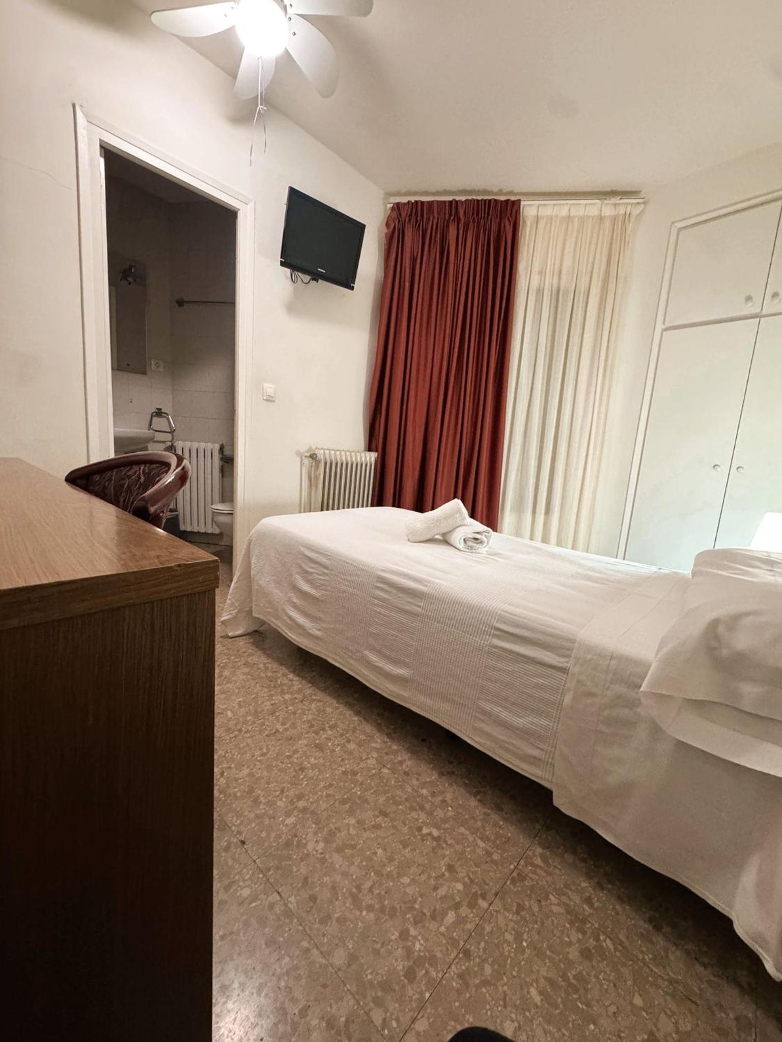 Single Room with Private Bathroom photo 2