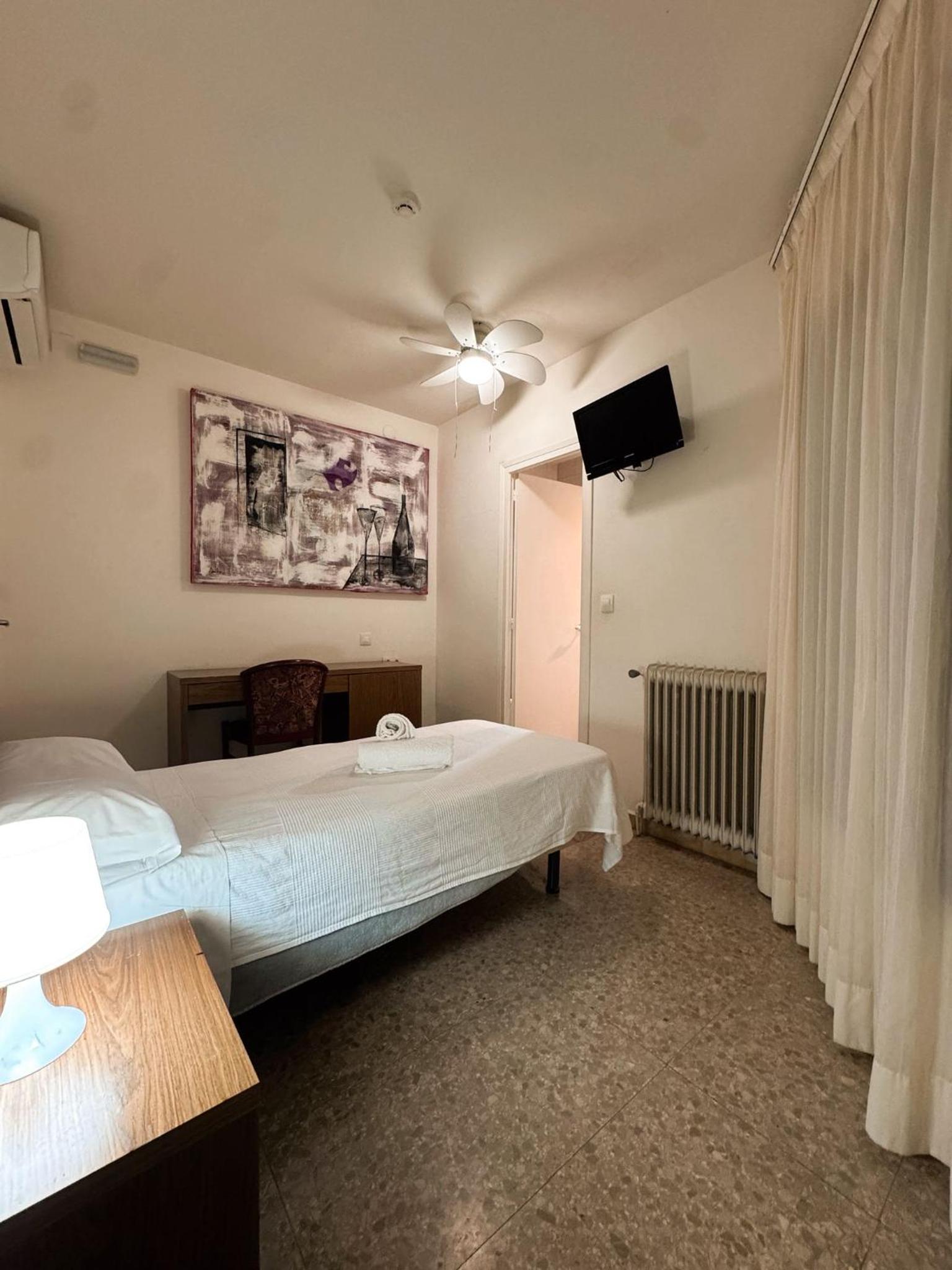 Single Room with Private Bathroom photo 3