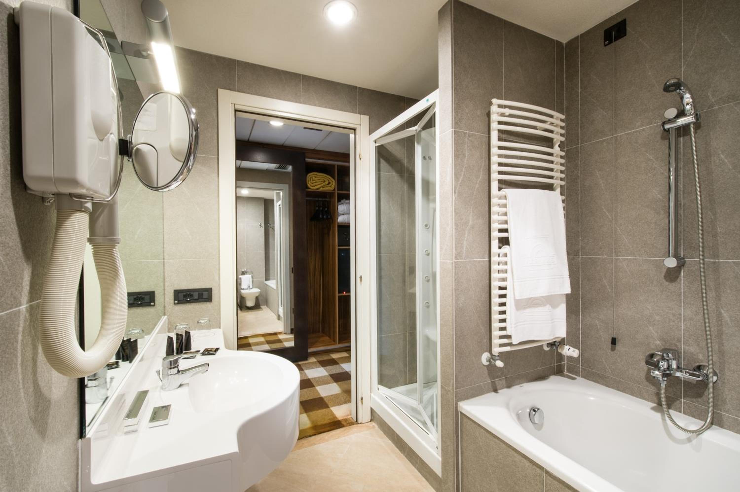 Superior Double or Twin Room - Photo 7