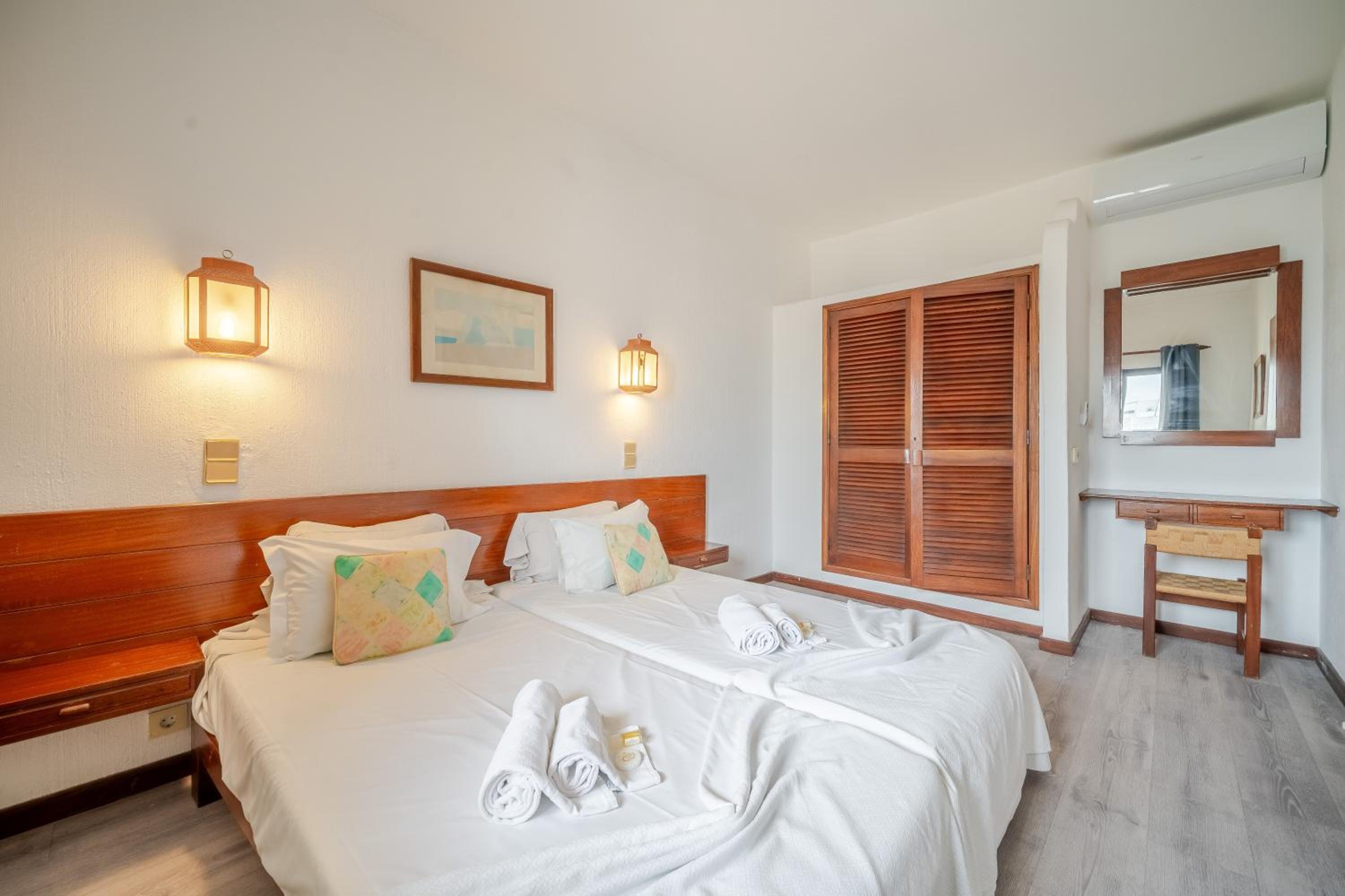 One-Bedroom Apartment with Sea View photo 2
