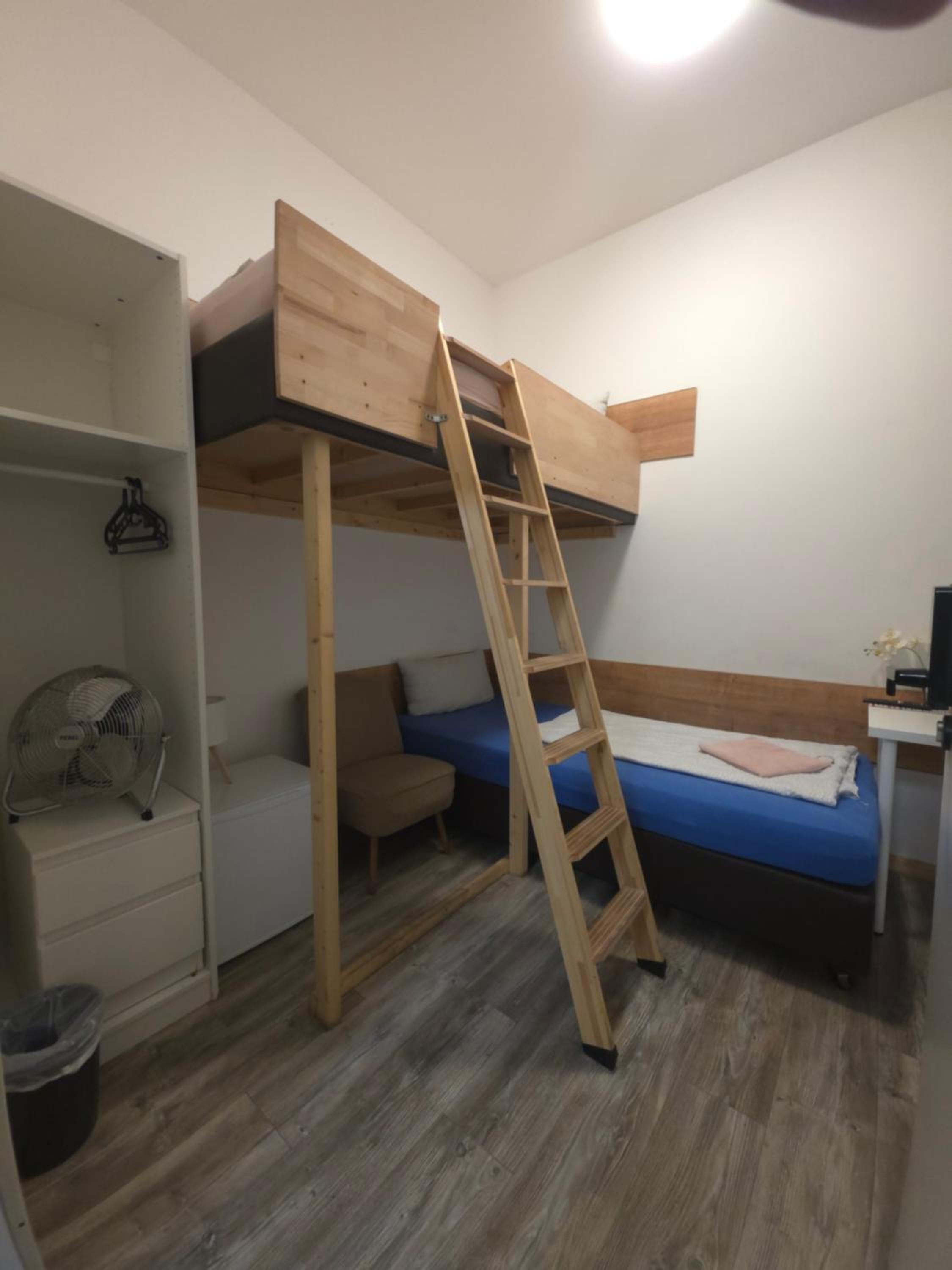 Standard Twin Room with Shared Bathroom photo 3