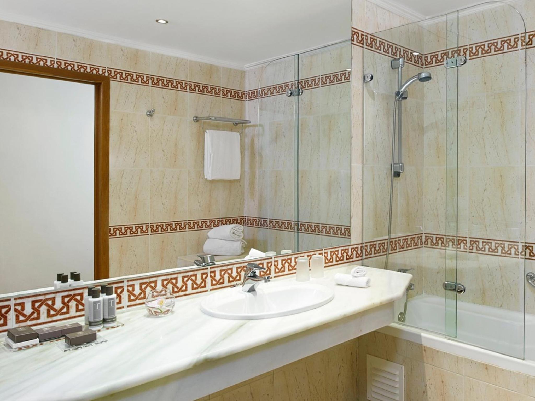 Standard Double or Twin Room - Photo 3