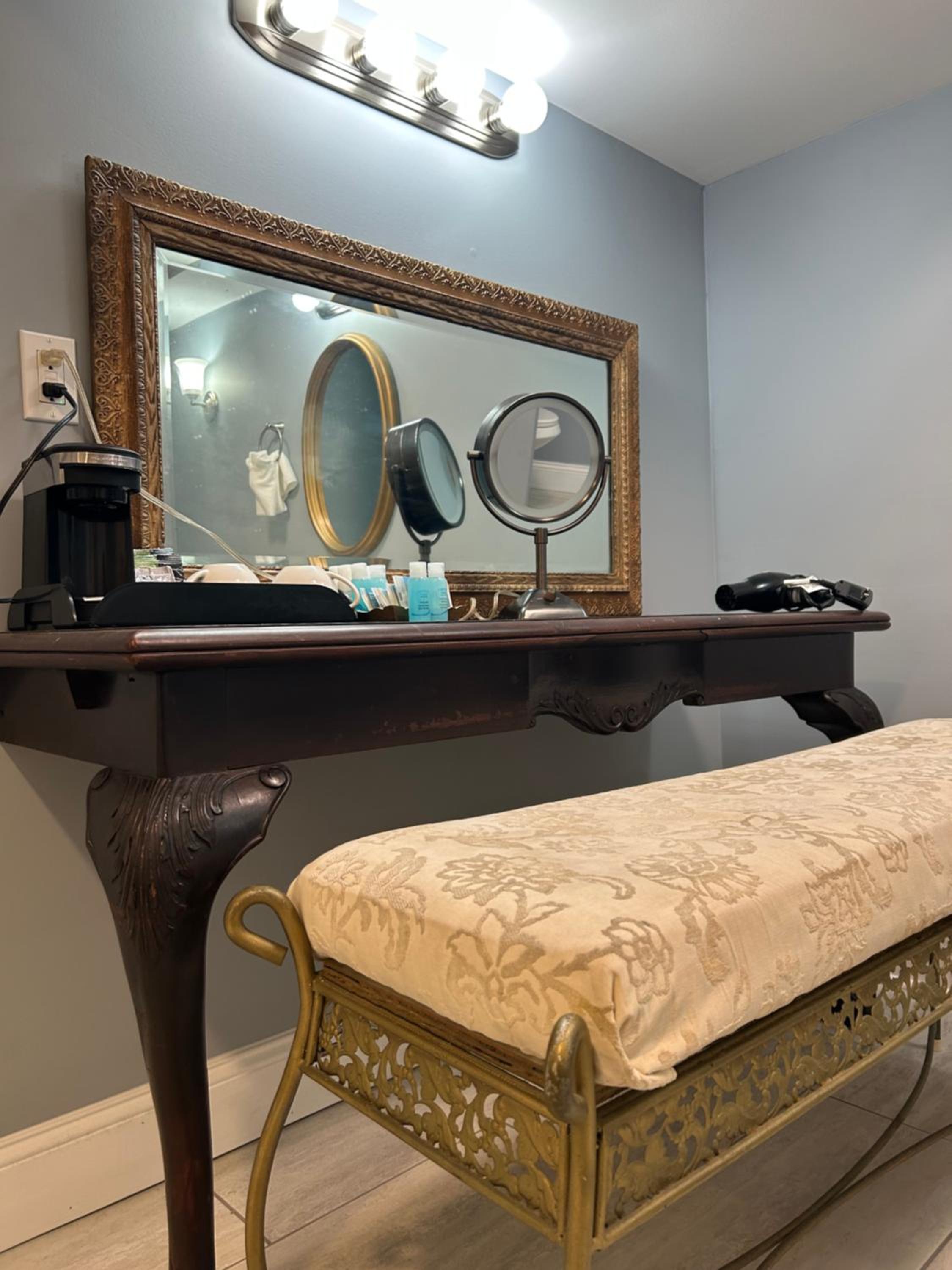 Deluxe Queen Room with Two Queen Beds photo 2