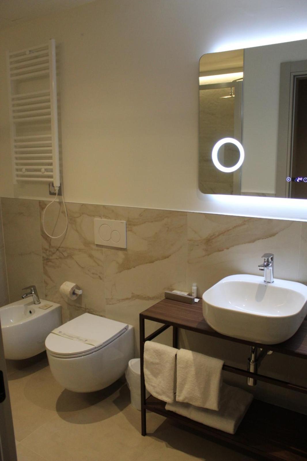 Suite - Photo 1