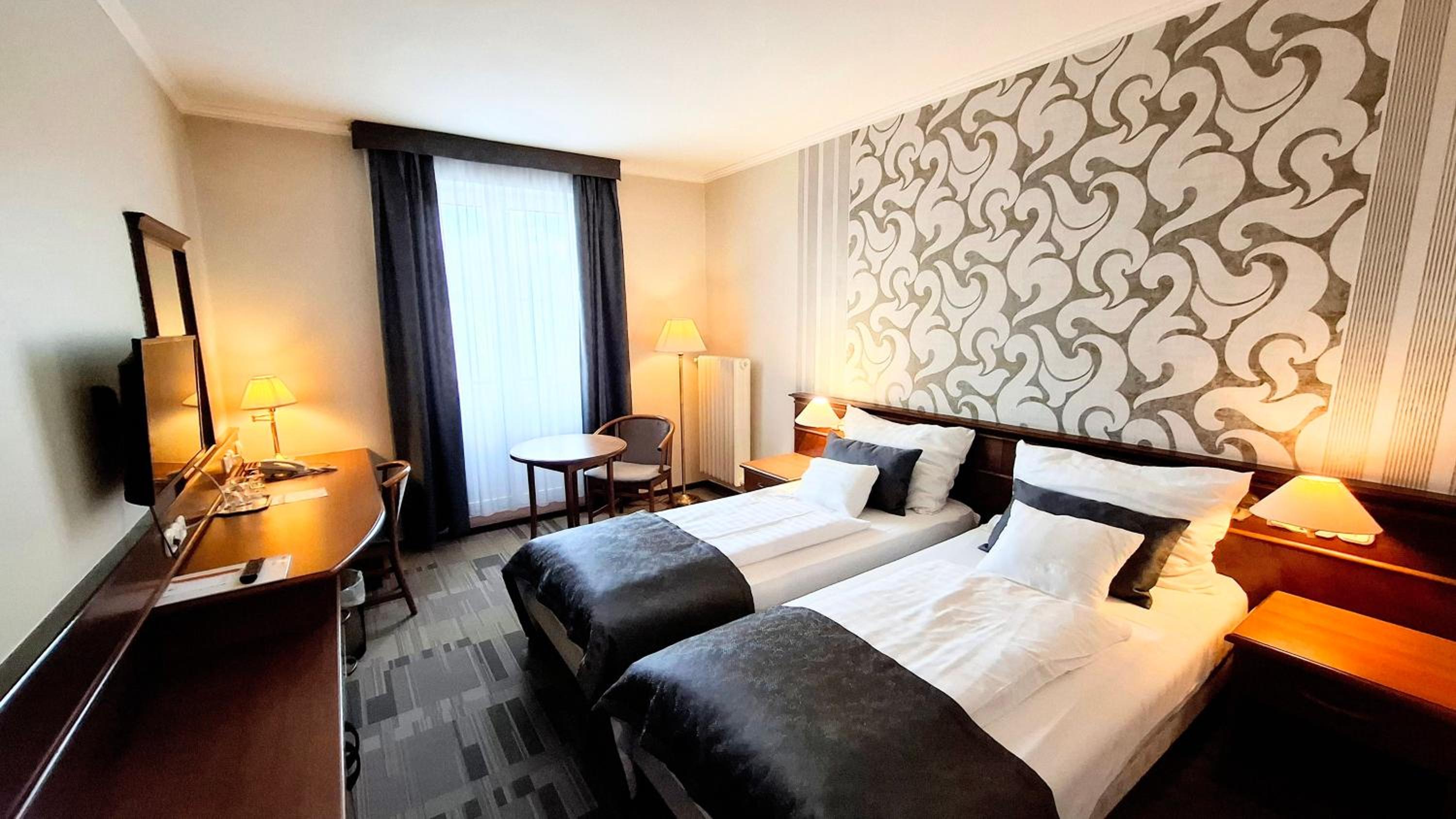 Twin Room with Bath - Photo 4