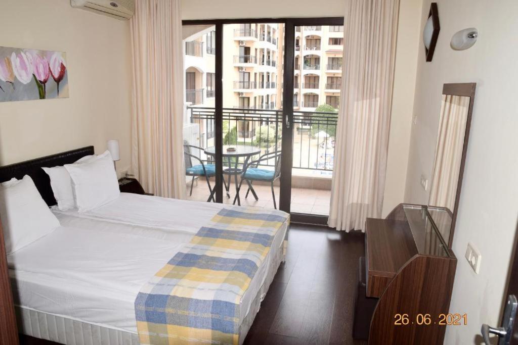 One-Bedroom Apartment with Balcony and Water View photo 3