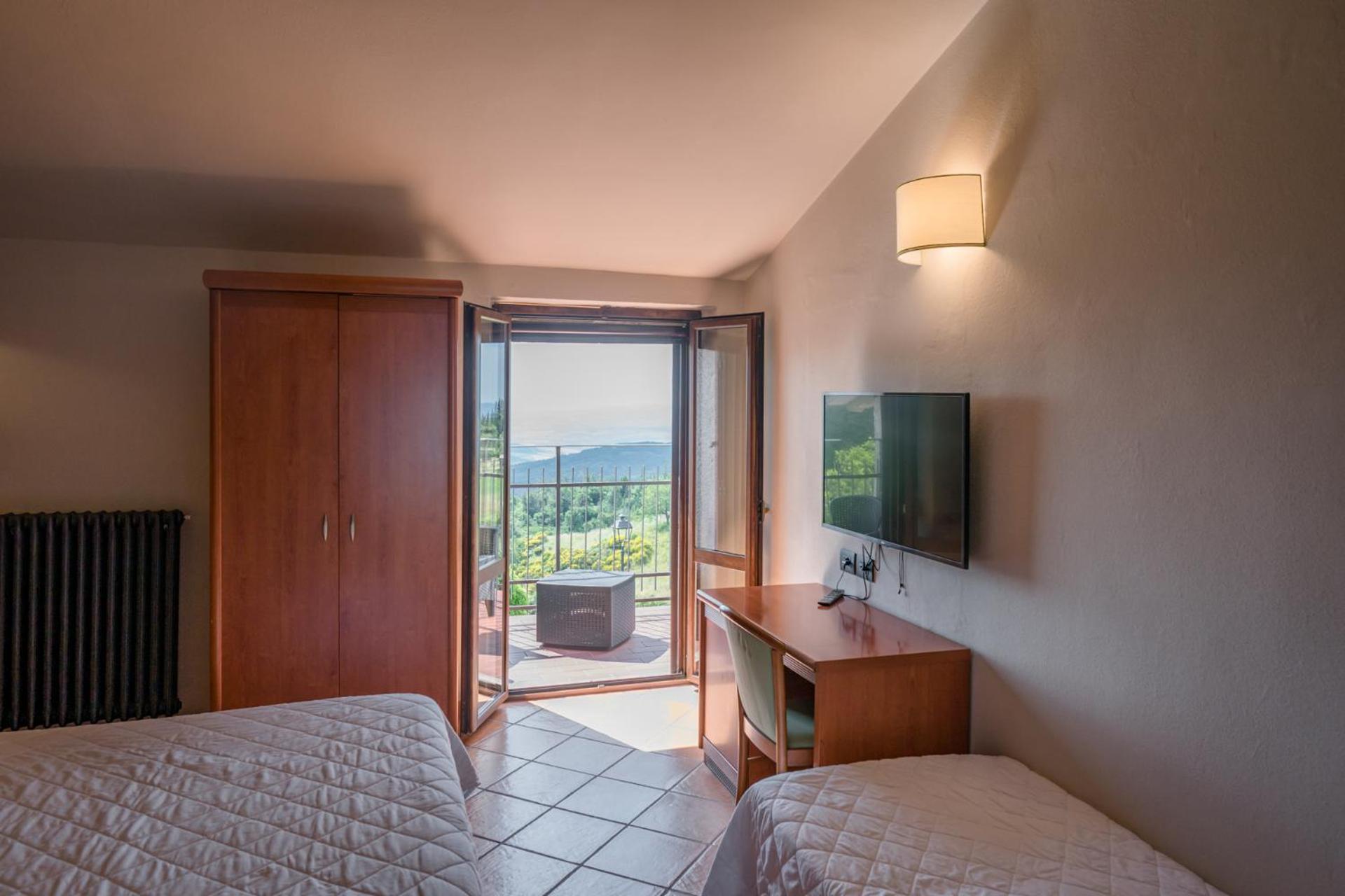 King Room with Balcony photo 1