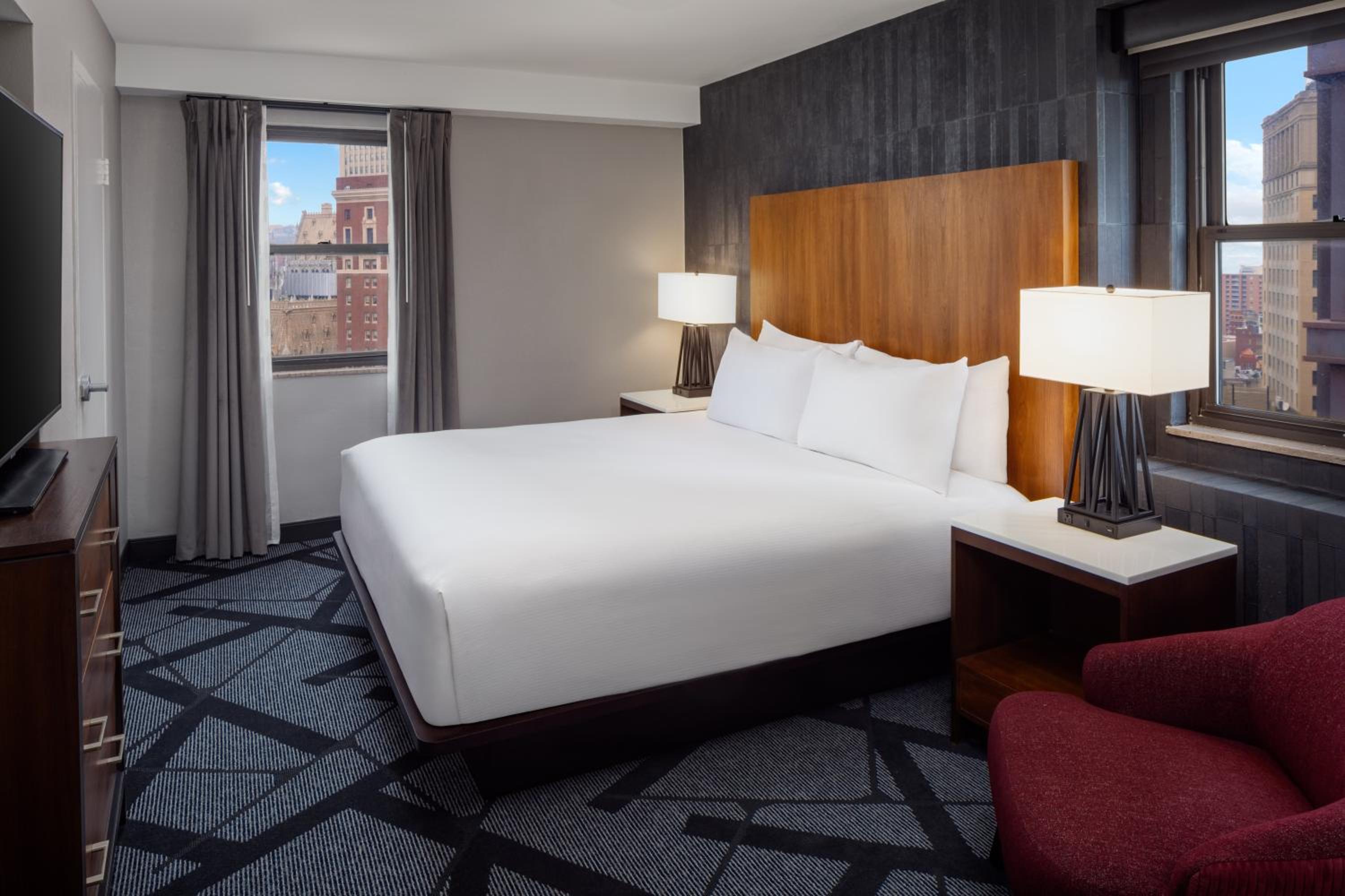 Two-Room Corner King Suite with City View - Photo 1