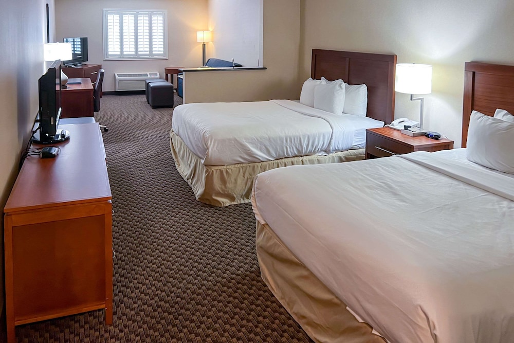 Suite, 2 Queen Beds, Non Smoking - Photo 4