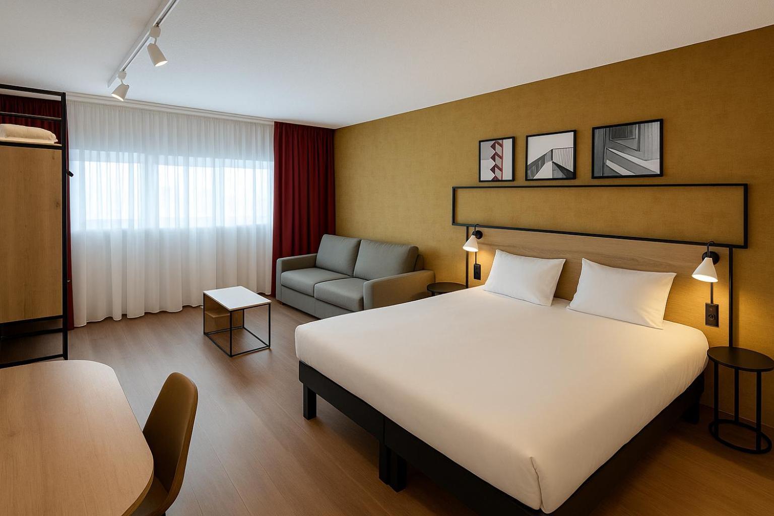 Premium Room with 1 King Bed and 1 Sofa Bed - Photo 2