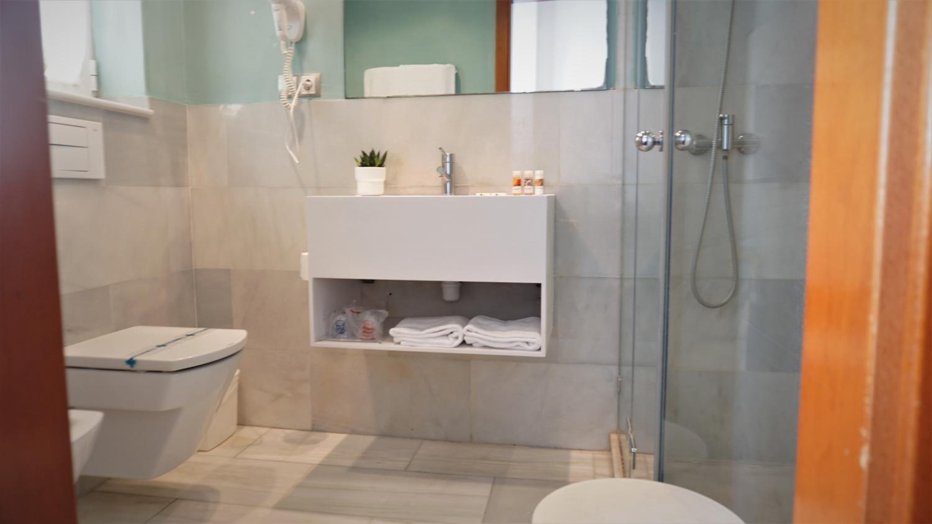 Standard Twin Room - Photo 4