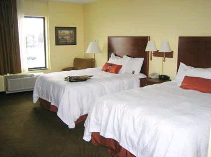 Queen Room With Two Queen Beds - Non-Smoking photo 3