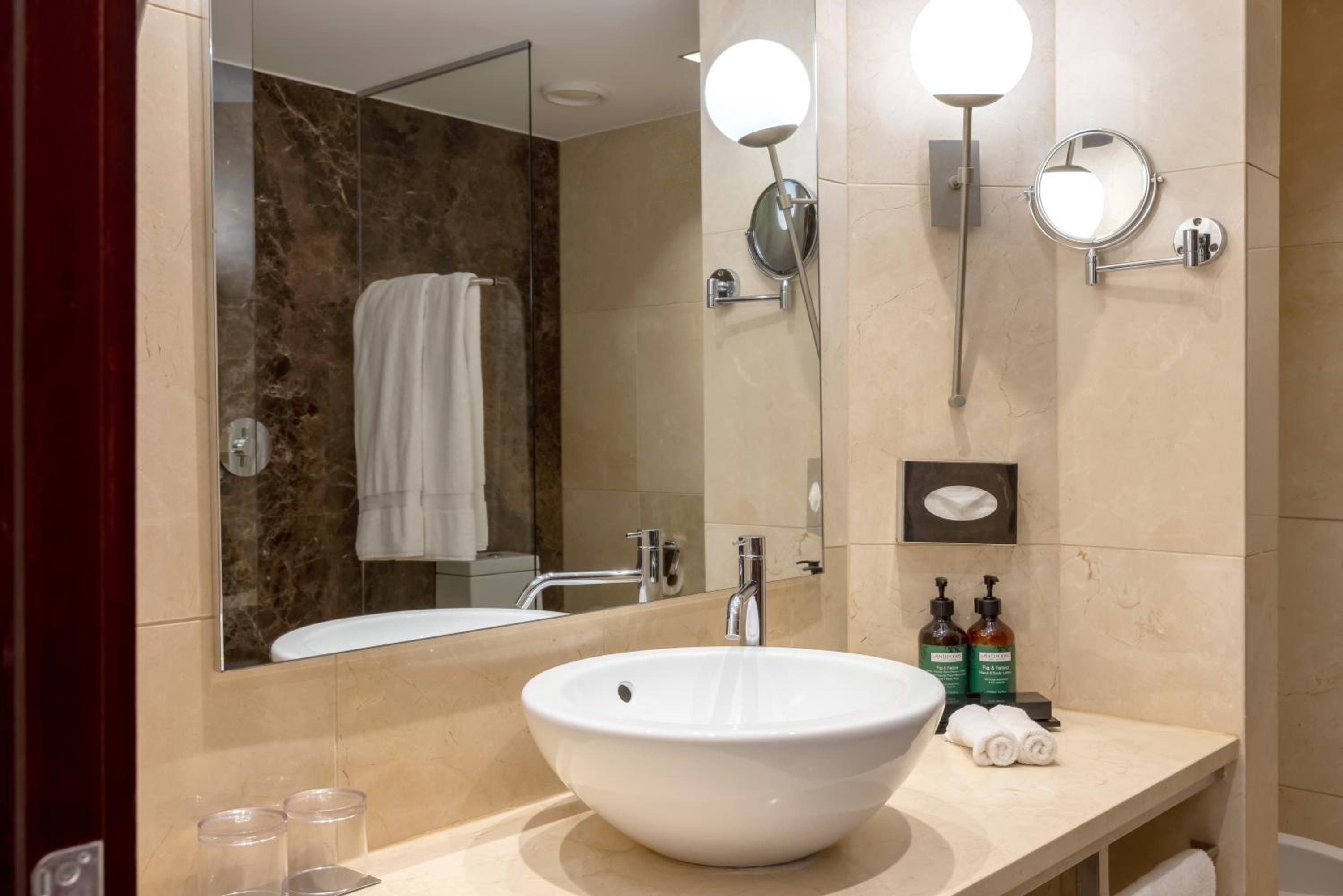 Standard Queen Room - High Floor - Photo 4