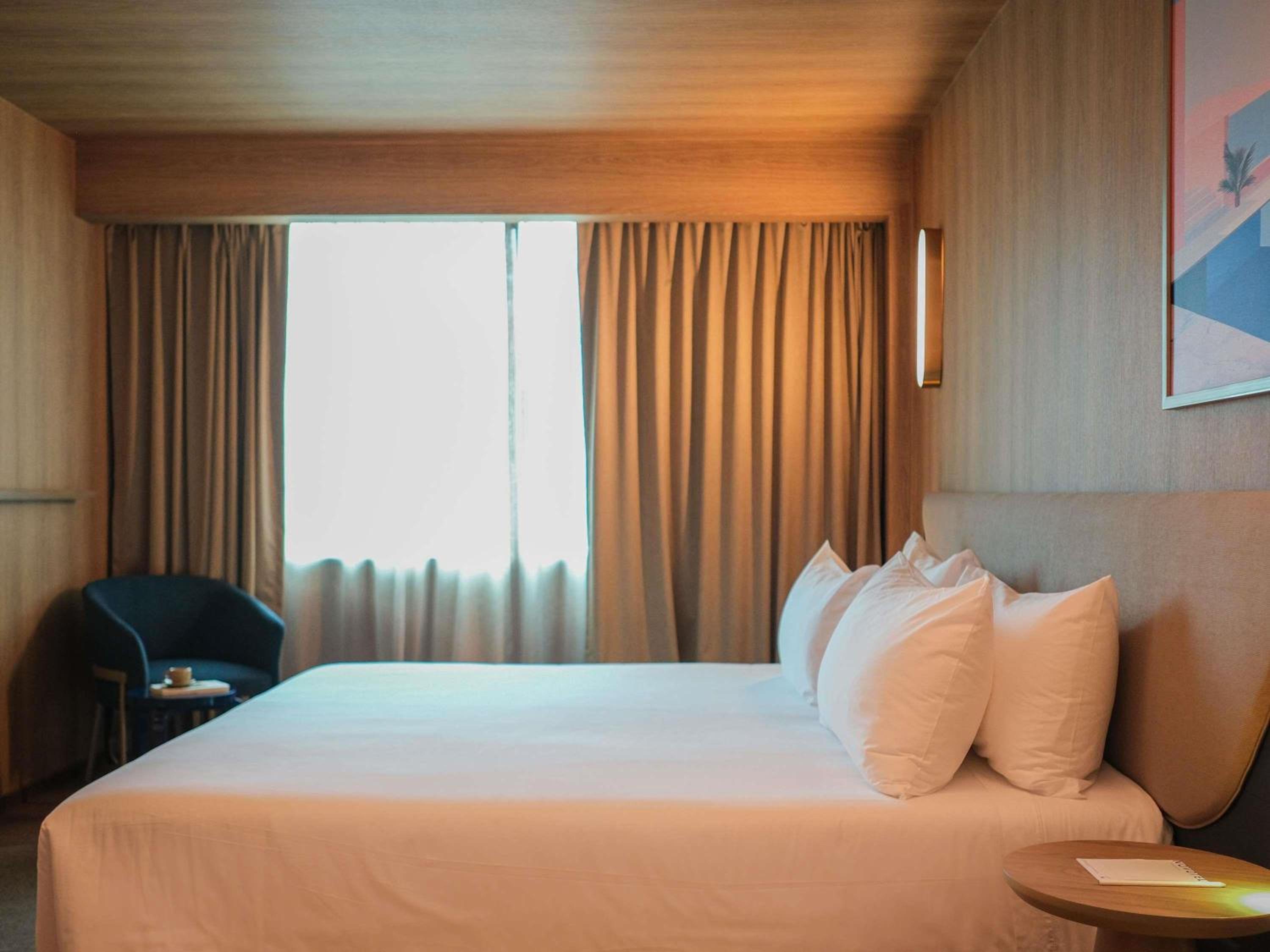 Executive King Suite with Sofa Bed thumbnail 5