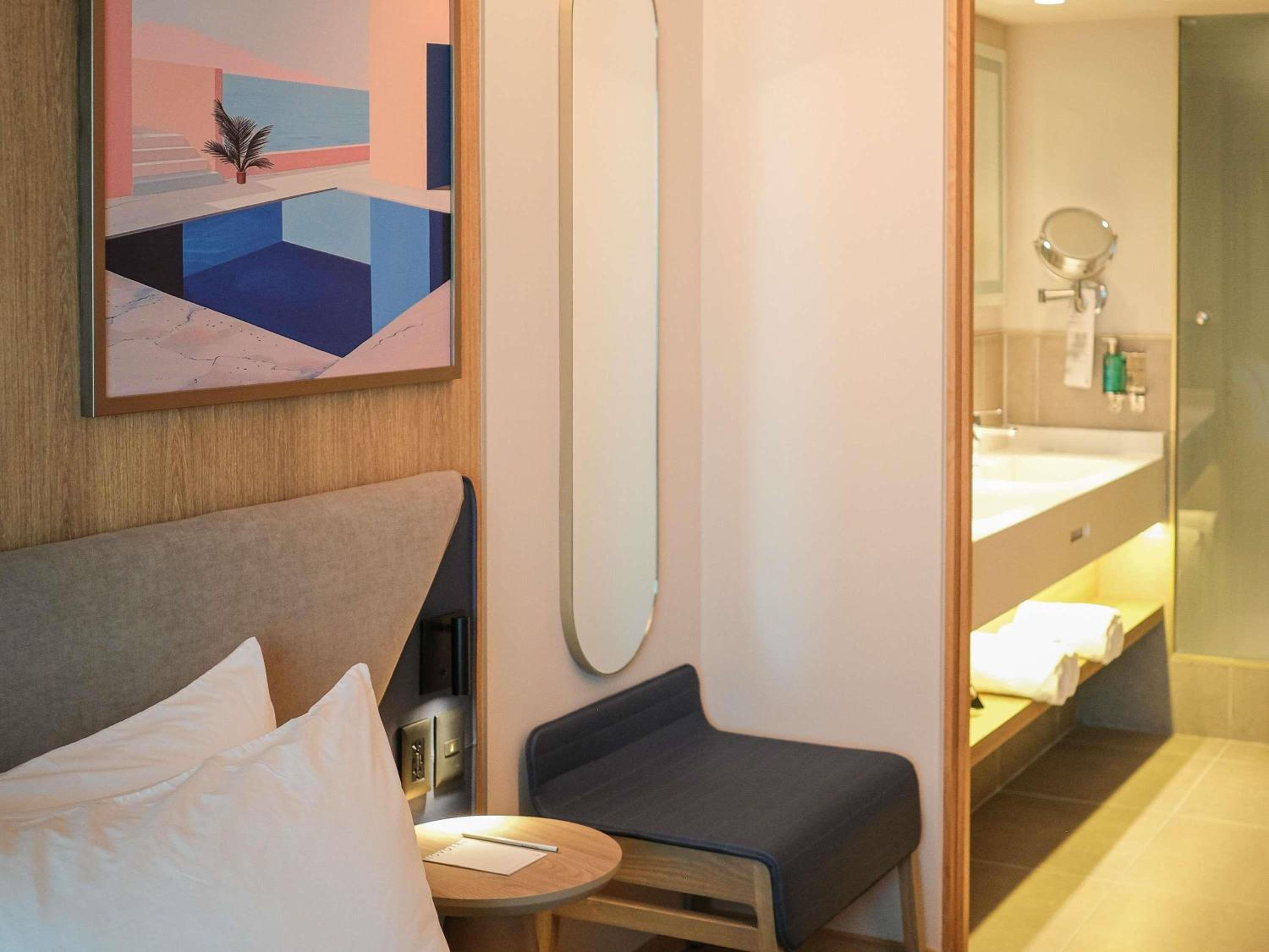 Executive King Suite with Sofa Bed thumbnail 6