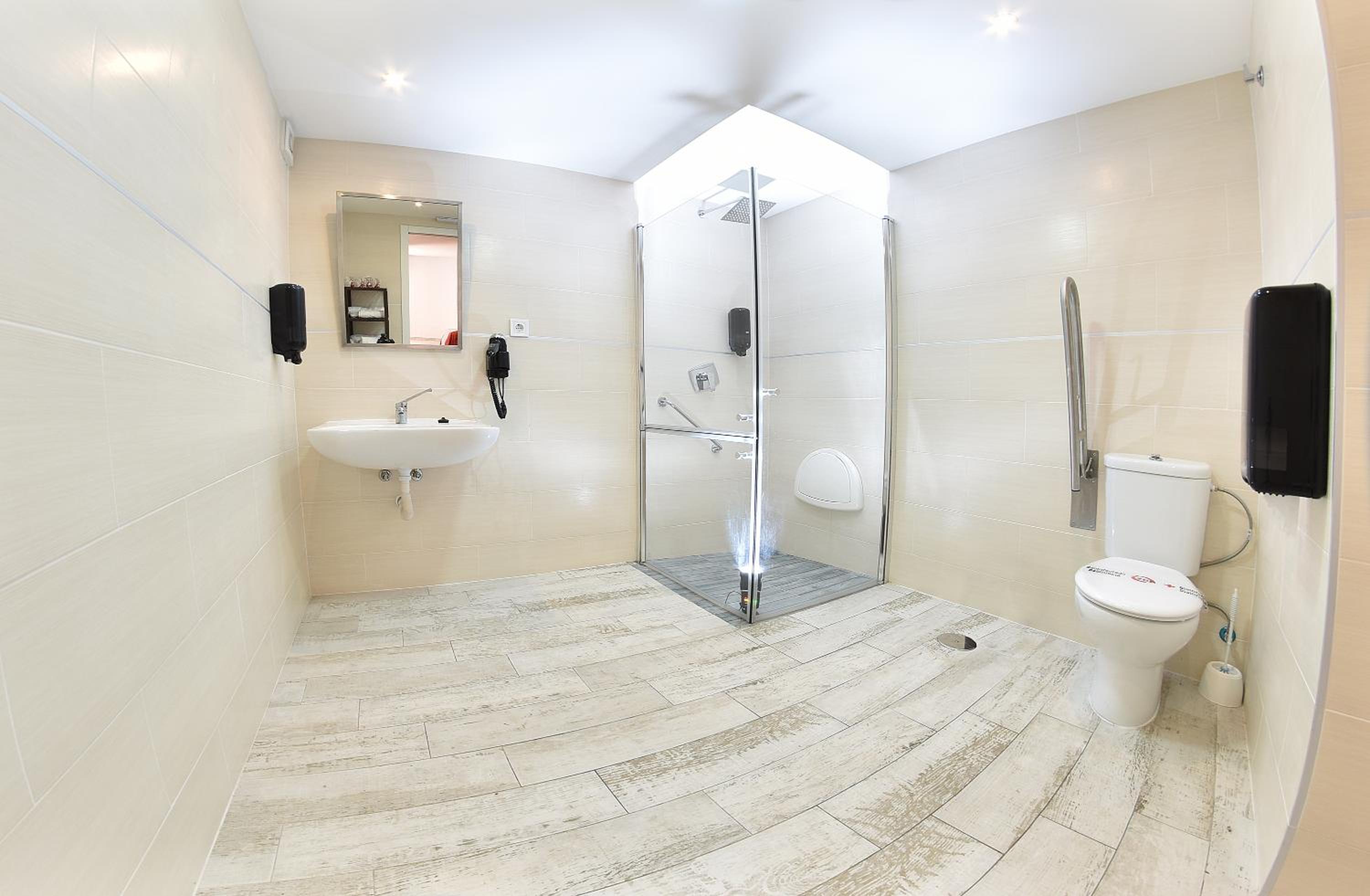 Double Room with Free Airport Shuttle (2 +2) - Photo 12
