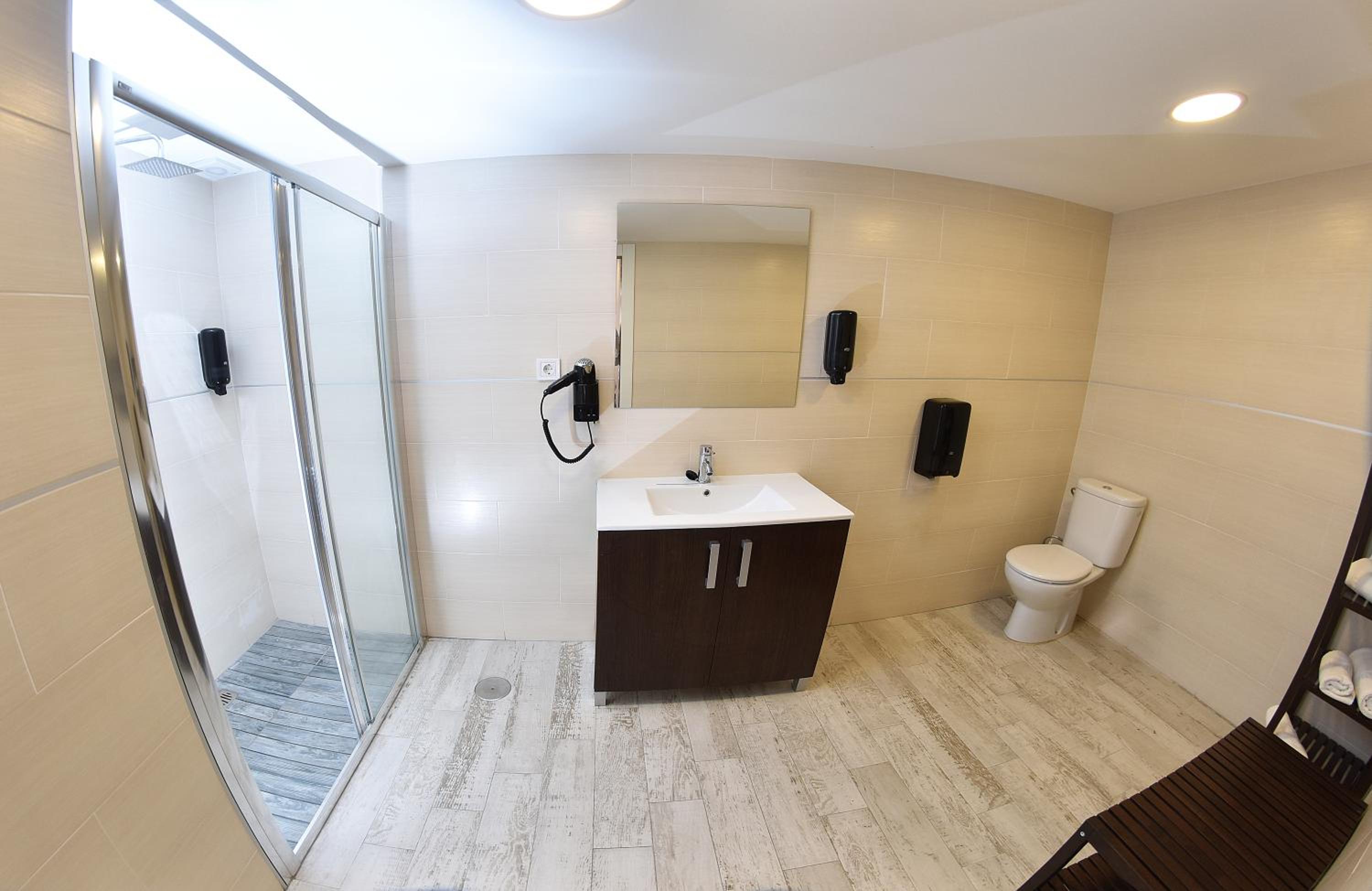 Double Room with Free Airport Shuttle (2 +2) - Photo 3