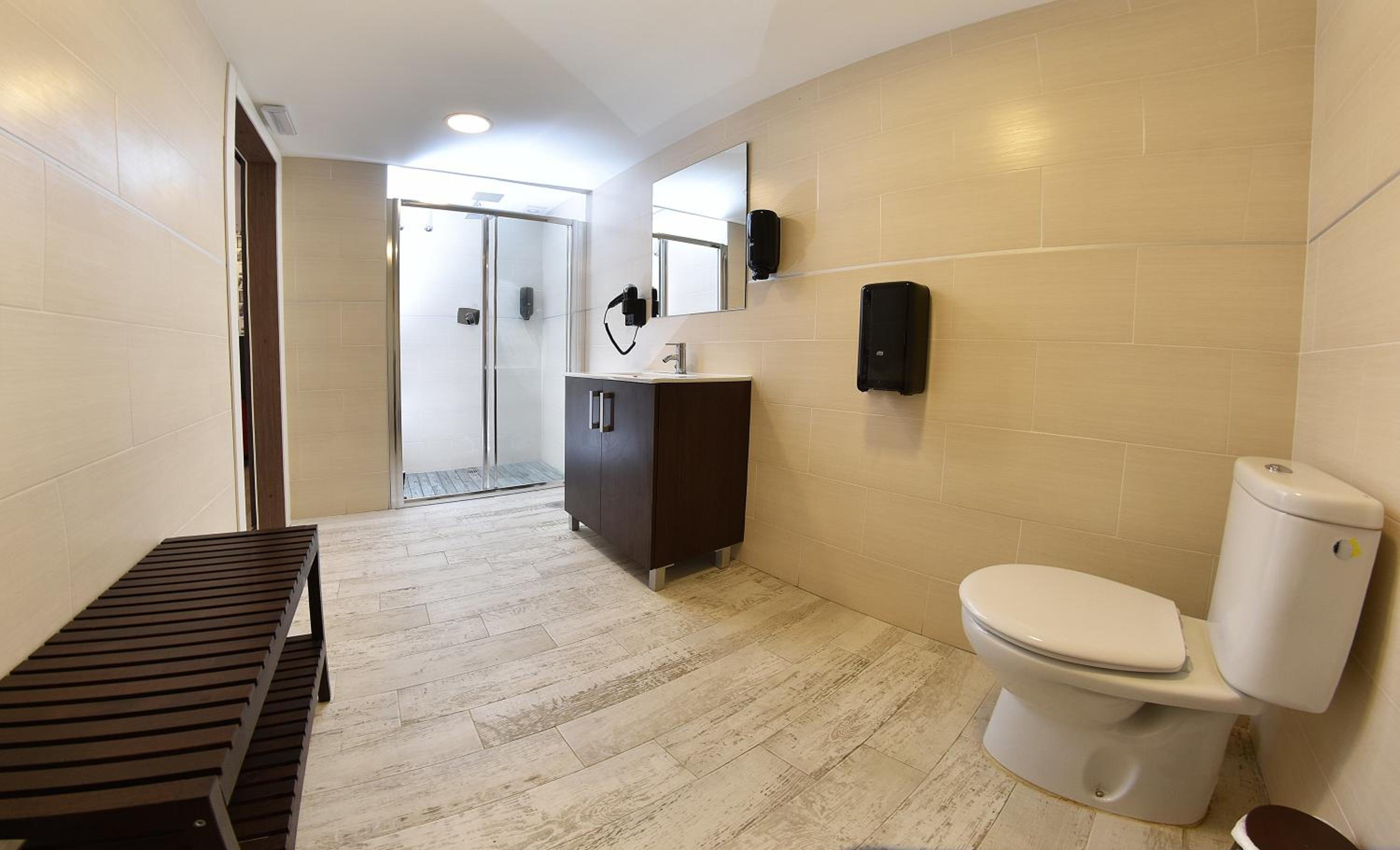 Double Room with Free Airport Shuttle (2 +2) - Photo 2